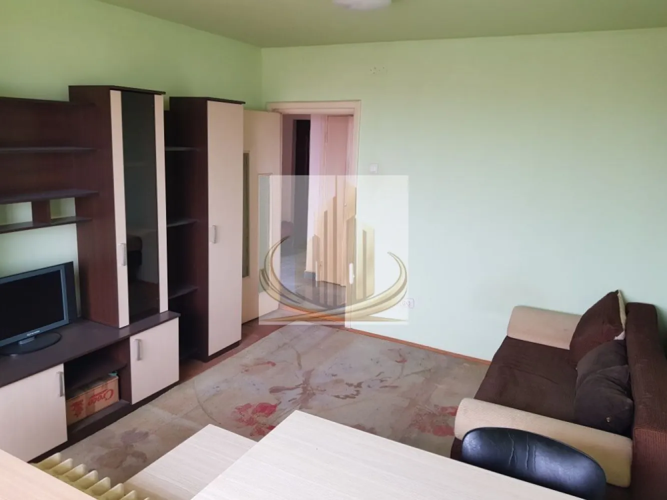 Ap 2 cam decomandat | Vedere panoramică | Complex | Ideal Investitie - Echipa Grand Mobilis Imobiliare vă propune spre vânzare un apartament cu 2 camere decomandate, situat în inima Complexului Studențesc, una dintre cele mai căutate zone din Timișoara atât pentru locuit, cât și pentru investiție.

Amplasat la etajul 9 din 10 al unui bloc recent reabilitat termic, apartamentul beneficiază de o priveliște panoramică superbă asupra orașului, lumină naturală și un grad ridicat de confort termic datorită anvelopării imobilului realizate în urmă cu aproximativ un an și jumătate.

Cu o suprafață de 56 mp, proprietatea se remarcă prin compartimentarea complet decomandată și funcțională:

hol generos;
bucătărie închisă;
living luminos;
dormitor spațios;
baie;
debara și spații suplimentare de depozitare.

Apartamentul se vinde complet mobilat și utilat, fiind pregătit pentru mutare imediată. Printre dotări se regăsesc frigider, plită electrică, mașină de spălat și aparat de aer condiționat.

Confortul termic este asigurat prin intermediul termoficării cu calorifere, însă un avantaj important îl reprezintă faptul că gazul este deja introdus în apartament, existând posibilitatea montării unei centrale termice proprii.

Poziționarea reprezintă unul dintre cele mai importante avantaje ale proprietății. Situat în imediata apropiere a universităților, apartamentul oferă acces rapid către:

facultăți și campusuri universitare;
școli, grădinițe și licee;
magazine și supermarketuri;
restaurante, cafenele și terase;
parcuri și zone verzi;
mijloace de transport în comun cu legături rapide către toate zonele orașului;
principalele puncte de interes din Timișoara.

Datorită locației excepționale și compartimentării eficiente, apartamentul este alegerea ideală pentru o familie, un cuplu tânăr sau studenți care își doresc să locuiască aproape de universități și facilități. Totodată, reprezintă o oportunitate excelentă de investiție, zona beneficiind de una dintre cele mai ridicate cereri de închiriere din Timișoara și de un randament foarte atractiv.

Un apartament luminos, bine compartimentat și excelent poziționat, care îmbină confortul unei locuințe primitoare cu siguranța unei investiții inteligente.

Pentru mai multe detalii sau programarea unei vizionări, echipa Grand Mobilis Imobiliare vă stă cu drag la dispoziție.