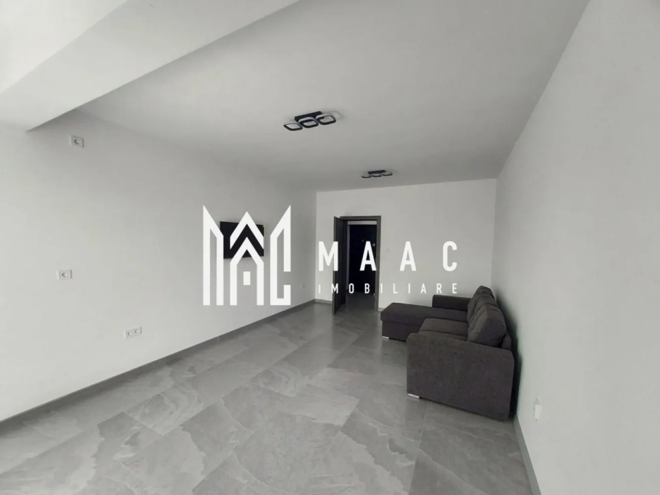 Apartament 2 Camere | Parcare | Etaj 1 | Pictor Brana - MAAC Imobiliare vă propune spre închiriere un apartament cu 2 camere decomandate, aflat la prima închiriere, ideal pentru cei care își doresc confort, funcționalitate și un spațiu modern pregătit pentru mutare imediată.

Apartamentul are o suprafață utilă de 62 mp, este situat la etajul 1 și beneficiază de un balcon, oferind un spațiu generos și bine compartimentat.

Locuința se predă complet mobilată și utilată, cu mobilier și electrocasnice pregătite pentru utilizare, fiind o alegere excelentă pentru un cuplu, o familie sau persoane care își doresc un apartament modern și confortabil.

Compartimentare
Living spațios
Dormitor
Bucătărie
Baie
Hol
Balcon
Dotări și beneficii
Prima închiriere
Compartimentare decomandată
Complet mobilat și utilat
Mașină de spălat rufe
Mașină de spălat vase
Etaj 1
Balcon
Loc de parcare inclus
Avantaje
Apartament luminos și bine întreținut
Mobilier și electrocasnice în stare excelentă
Costuri reduse de întreținere
Disponibil imediat
Potrivit pentru persoane care caută confort și liniște

Pentru mai multe detalii și programarea unei vizionări, vă rugăm să ne contactați menționând ID: CP3130137