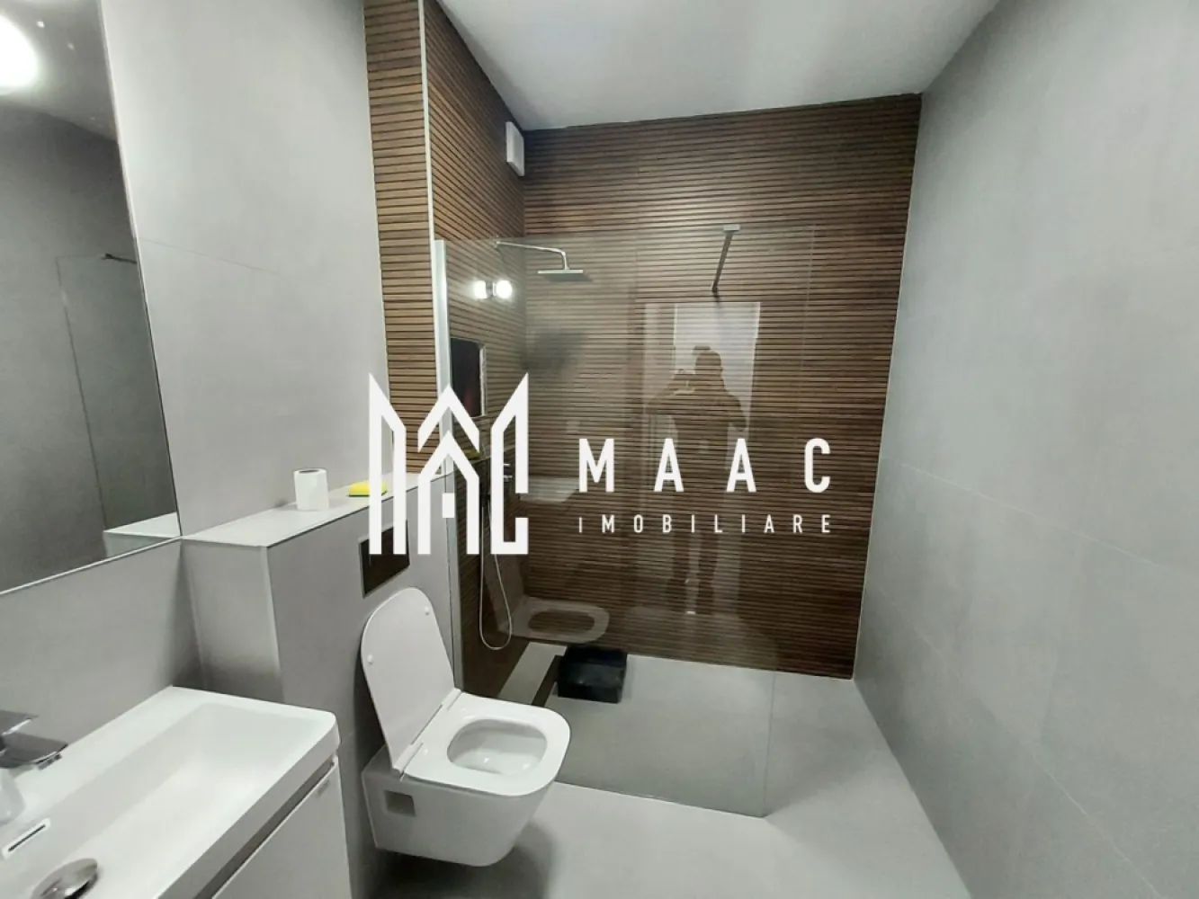 Apartament 2 Camere | Parcare | Etaj 1 | Pictor Brana - MAAC Imobiliare vă propune spre închiriere un apartament cu 2 camere decomandate, aflat la prima închiriere, ideal pentru cei care își doresc confort, funcționalitate și un spațiu modern pregătit pentru mutare imediată.

Apartamentul are o suprafață utilă de 62 mp, este situat la etajul 1 și beneficiază de un balcon, oferind un spațiu generos și bine compartimentat.

Locuința se predă complet mobilată și utilată, cu mobilier și electrocasnice pregătite pentru utilizare, fiind o alegere excelentă pentru un cuplu, o familie sau persoane care își doresc un apartament modern și confortabil.

Compartimentare
Living spațios
Dormitor
Bucătărie
Baie
Hol
Balcon
Dotări și beneficii
Prima închiriere
Compartimentare decomandată
Complet mobilat și utilat
Mașină de spălat rufe
Mașină de spălat vase
Etaj 1
Balcon
Loc de parcare inclus
Avantaje
Apartament luminos și bine întreținut
Mobilier și electrocasnice în stare excelentă
Costuri reduse de întreținere
Disponibil imediat
Potrivit pentru persoane care caută confort și liniște

Pentru mai multe detalii și programarea unei vizionări, vă rugăm să ne contactați menționând ID: CP3130137