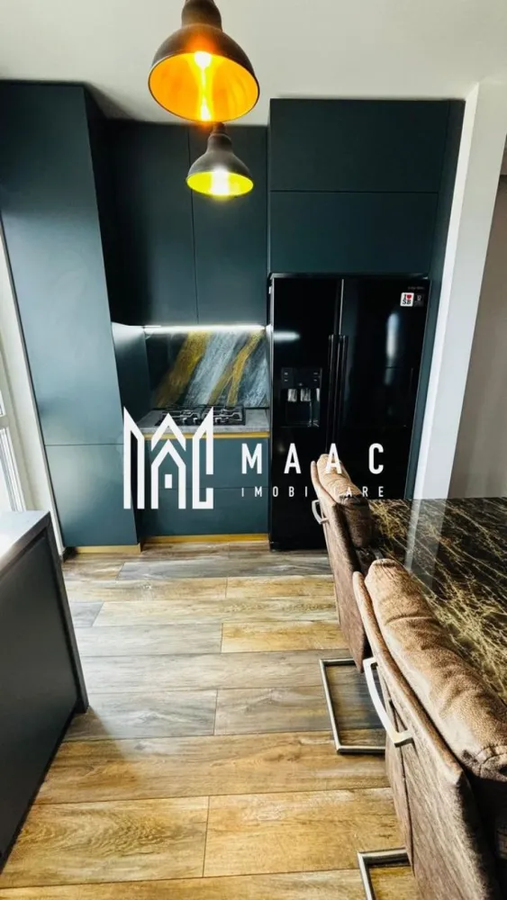 Apartament 3 camere 2 bai 2 balcoane Loc de parcare - Vă prezentăm un apartament deosebit cu 3 camere decomandate, situat în ansamblul rezidențial West Parc Residence, ideal pentru familii, inchiriere pe termen lung sau regim hotelier.

Locuința este amplasată la etajul 3 al unui imobil prevăzut cu lift și beneficiază de o compartimentare excelentă, oferind o suprafață utilă de 60 mp, la care se adaugă două balcoane generoase, fiecare cu o suprafață de 8 mp.

Apartamentul se vinde exact ca în fotografii (fara cele 2 televizoare , masina de spalat si uscator) fiind pregătit pentru mutare imediată (Ready to Move), fără investiții suplimentare.

Compartimentare:

Living spațios și luminos
2 dormitoare confortabile
Bucătărie complet mobilată și utilată
2 băi
2 balcoane generoase (16 mp în total)
Hol cu spații de depozitare

Avantaje:
✔ Compartimentare decomandată
✔ Etaj 3 din bloc cu lift
✔ Două băi pentru un plus de confort
✔ Două balcoane spațioase si luminoase
✔ Loc de parcare inclus în preț
✔ Ansamblu rezidențial modern și bine administrat
✔ Mutare imediată

Pentru mai multe detalii specificati CP3149451 la telefon