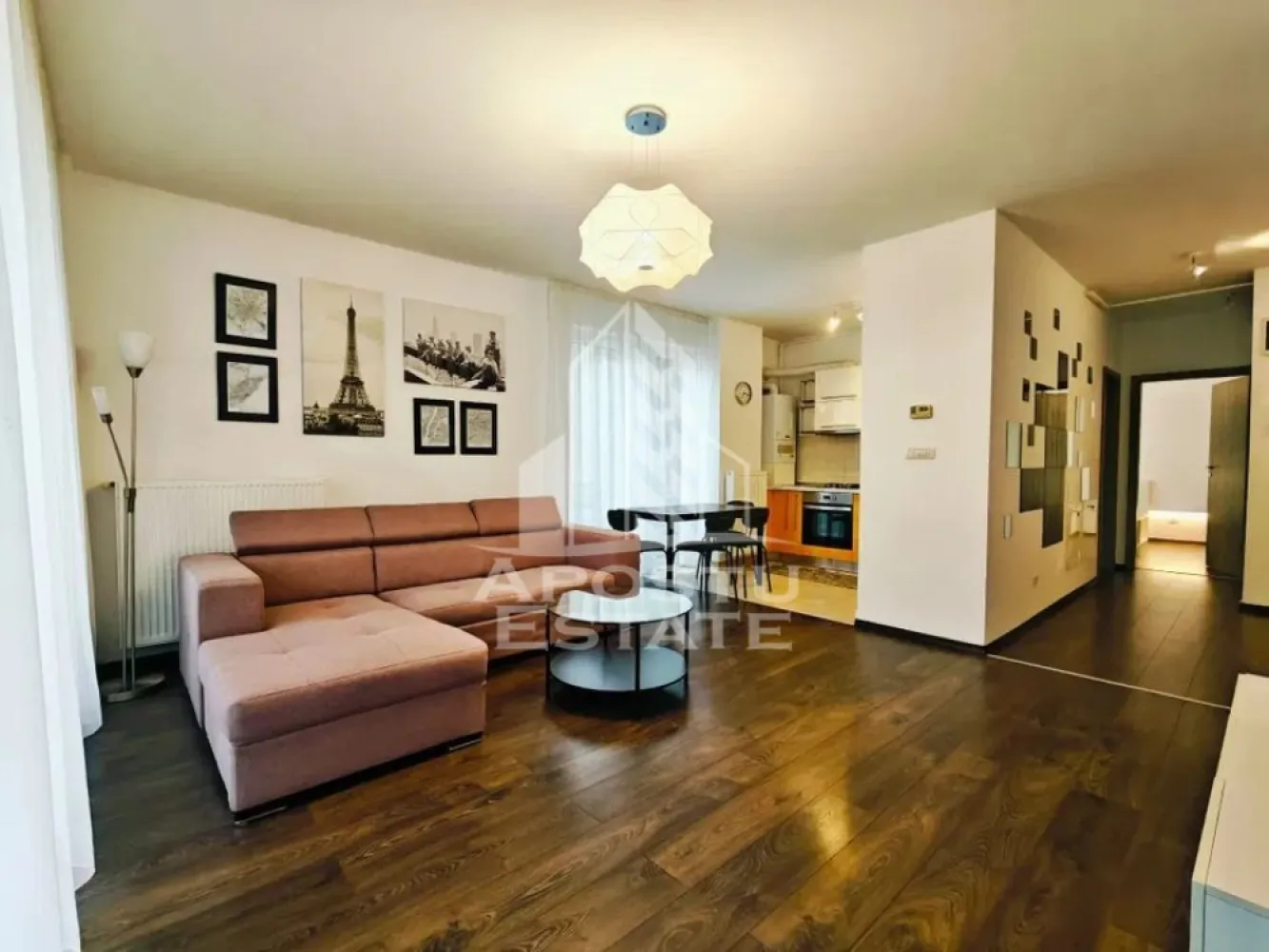 Apartament cu 2 camere, de inchiriat, Calea Aradului, Parcare - Agentia imobiliara APOSTU ESTATE va propune spre inchiriere un apartament cu 2 camere, situat in Timisoara, in zona Calea Aradului, o zona linistita si bine pozitionata, potrivit pentru cupluri,familii, sau studenti care isi doresc o locuinta unde sa se simta confortabil si cu acces facil catre scoli, statii de autobuz, supermarketuri , magazine de zona, parcuri.

Suprafata utila: 55 mpu
Compartimentare eficienta:
-Hol de acces generos.
-Living room luminos.
-Bucatarie deschisa, mobilata si utilata.
-Dormitor matrimonial.
-Baie cu cada.

Confort si facilitati:
-Incalzirea apartamentului: Pardoseala, Centrala proprie.
-Apartamentul este complet mobilat si utilat.
- Nu se accepta animale de companie de catre proprietar.

Localizare:
-Timis, Timisoara, zona Calea Aradului, acces facil : Lidl, Aral, Profi.

Ideal pentru:
-Cupluri.
-Persoane singure.

Disponibilitate: imediata
Pret chirie lunara: 500 euro.
Programeaza o vizionare pentru a-ti putea imagina viitorul aici!
ID intern: CP3150236