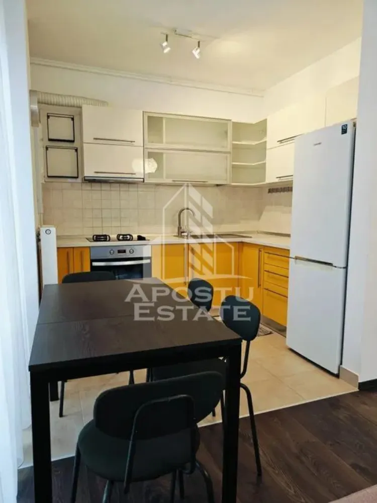 Apartament cu 2 camere, de inchiriat, Calea Aradului, Parcare - Agentia imobiliara APOSTU ESTATE va propune spre inchiriere un apartament cu 2 camere, situat in Timisoara, in zona Calea Aradului, o zona linistita si bine pozitionata, potrivit pentru cupluri,familii, sau studenti care isi doresc o locuinta unde sa se simta confortabil si cu acces facil catre scoli, statii de autobuz, supermarketuri , magazine de zona, parcuri.

Suprafata utila: 55 mpu
Compartimentare eficienta:
-Hol de acces generos.
-Living room luminos.
-Bucatarie deschisa, mobilata si utilata.
-Dormitor matrimonial.
-Baie cu cada.

Confort si facilitati:
-Incalzirea apartamentului: Pardoseala, Centrala proprie.
-Apartamentul este complet mobilat si utilat.
- Nu se accepta animale de companie de catre proprietar.

Localizare:
-Timis, Timisoara, zona Calea Aradului, acces facil : Lidl, Aral, Profi.

Ideal pentru:
-Cupluri.
-Persoane singure.

Disponibilitate: imediata
Pret chirie lunara: 500 euro.
Programeaza o vizionare pentru a-ti putea imagina viitorul aici!
ID intern: CP3150236
