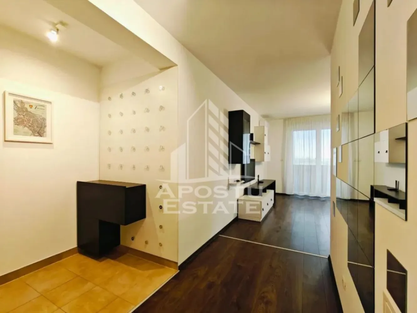 Apartament cu 2 camere, de inchiriat, Calea Aradului, Parcare - Agentia imobiliara APOSTU ESTATE va propune spre inchiriere un apartament cu 2 camere, situat in Timisoara, in zona Calea Aradului, o zona linistita si bine pozitionata, potrivit pentru cupluri,familii, sau studenti care isi doresc o locuinta unde sa se simta confortabil si cu acces facil catre scoli, statii de autobuz, supermarketuri , magazine de zona, parcuri.

Suprafata utila: 55 mpu
Compartimentare eficienta:
-Hol de acces generos.
-Living room luminos.
-Bucatarie deschisa, mobilata si utilata.
-Dormitor matrimonial.
-Baie cu cada.

Confort si facilitati:
-Incalzirea apartamentului: Pardoseala, Centrala proprie.
-Apartamentul este complet mobilat si utilat.
- Nu se accepta animale de companie de catre proprietar.

Localizare:
-Timis, Timisoara, zona Calea Aradului, acces facil : Lidl, Aral, Profi.

Ideal pentru:
-Cupluri.
-Persoane singure.

Disponibilitate: imediata
Pret chirie lunara: 500 euro.
Programeaza o vizionare pentru a-ti putea imagina viitorul aici!
ID intern: CP3150236