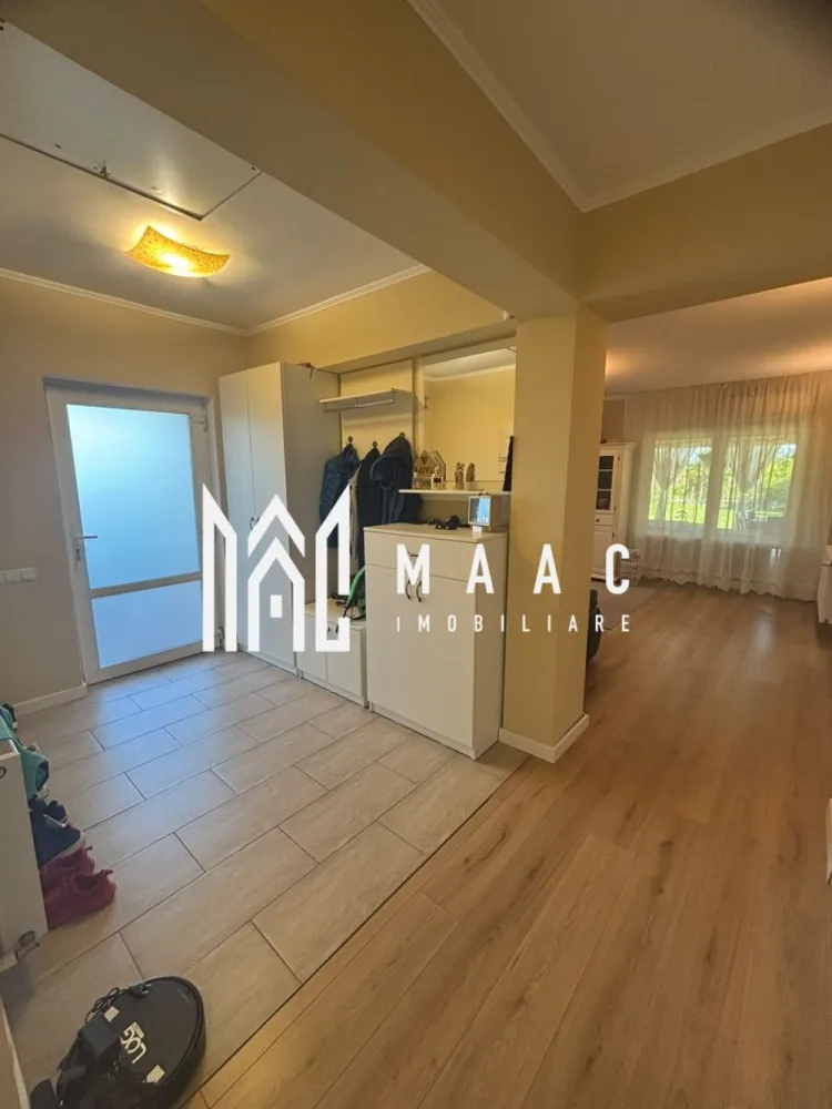 Casă individuală I 4 camere I Teren 1000mp I Grădiștea-Ilfov - MAAC Imobiliare prezintă spre vânzare o casă amplasată pe un teren generos de 1000 mp, într-un cadru natural deosebit, în Grădiștea, în apropierea lacului și a pădurii. 

Suprafață utilă: 129 mp (fără mansardă)
Suprafață construită: 183 mp
Teren: 1000 mp
An construcție: 2017
Posibilitate de mansardare: aprox. 100 mp utili suplimentari

Construcția este realizată din cărămidă și beton armat, bine întreținută, cu certificat energetic Clasa A.
Acoperiș cu streașină mare (~1 m) pentru protecție împotriva soarelui și intemperiilor.
Fațadă tratată cu rășină specială, rezistentă la umezeală și variații de temperatură.

Compartimentată din:
3 dormitoare spațioase( două dormitoare orientate spre sud),
2 băi mari,
Living generos cu acces direct către terasă,
Bucătărie cu ieșire pe terasă,
Cămară – 5,28 mp,
Dressing,
Cameră tehnică – 6,91 mp (cu acces din exterior),
Terasă acoperită, integrată în structura casei cu platforma din lemn,
Rolete exterioare pentru protecție solară și intimitate,
Poate fi folosită aproape tot anul.

Curte și teren – 1000 mp, cu:
Peste 100 mp de alei pavate,
Aproximativ 500 mp de gazon,
Pomi fructiferi,
Zonă pentru legume cu sistem de irigare,
Zonă de zmeură (~20 mp),
Magazie separată – 22 mp.

Utilități și dotări
Puț propriu forat la 45 m (a doua pânză freatică),
Cămin de puț 3 × 4 m – poate fi transformat în pivniță,
Electricitate trifazică,
Fosă septică ecologică cu drenaj,
Gaz și canalizare la poartă,
Priză exterioară pentru încărcarea mașinilor electrice,
2 locuri de parcare,
Sistem antiefracție, 8 camere de supraveghere.
Încălzirea este asigurată de o centrală pe lemne/peleți cu puffer 1000 l, boiler 200 l Viadrus și 8 calorifere COPA Innova.
Ferestre tripan antiefracție.
Parchet de 12 mm.
Aer condiționat (folosit rar datorită orientării și umbrei naturale).
Proprietatea este racordată la energie electrica, însă toate utilitățile sunt disponibile la limita proprietății.

O locuință dezvoltată pe criterii clare, oferă intimitate și confort, păstrând totodată accesul rapid către nordul Bucureștiului și DN1.

Pentru mai multe detalii contactați MAAC Imobiliare specificând ID CP3150304.
