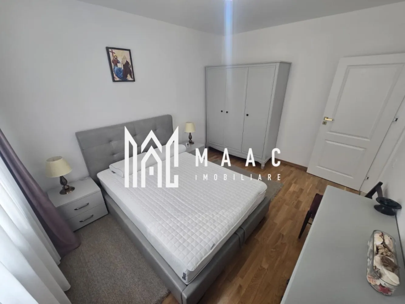 Apartament 3 camere 84 mpu 2 bai 2 balcoane Selimbar Lidl - Vă propunem spre vânzare un apartament modern și elegant amenajat, situat în Șelimbăr, zona Lidl situat la parter foarte bine compartimentat.

Locuința beneficiază de o suprafață utilă generoasă de 83 mp, compartimentată eficient pentru a oferi confort și funcționalitate unei familii moderne.

Apartamentul dispune de 3 camere decomandate, 2 băi, 2 balcoane și o cămară practică pentru depozitare, fiind vândut complet mobilat și utilat, exact ca în fotografii. 

Compartimentare:

Living spațios și luminos cu iesire pe balcon
Bucătărie complet mobilată și utilată si iesire pe balcon
2 dormitoare confortabile
2 băi
2 balcoane
Cămară
Hol generos

Dotări și beneficii:
✔ Încălzire în pardoseală pentru un confort termic superior
✔ Jaluzele electrice la toate ferestrele
✔ Compartimentare decomandată
✔ Complet mobilat și utilat
✔ Două băi
✔ Două balcoane
✔ Cămară pentru depozitare suplimentară
✔ Loc de parcare inclus în preț
✔ Apartament Ready to Move – disponibil pentru mutare imediată
✔ Zonă apreciată si linistita ,aproape de magazine, școli, grădinițe și mijloace de transport

Datorită finisajelor moderne, spațiului generos și dotărilor premium, această proprietate reprezintă alegerea ideală atât pentru locuire, cât și pentru investiție.