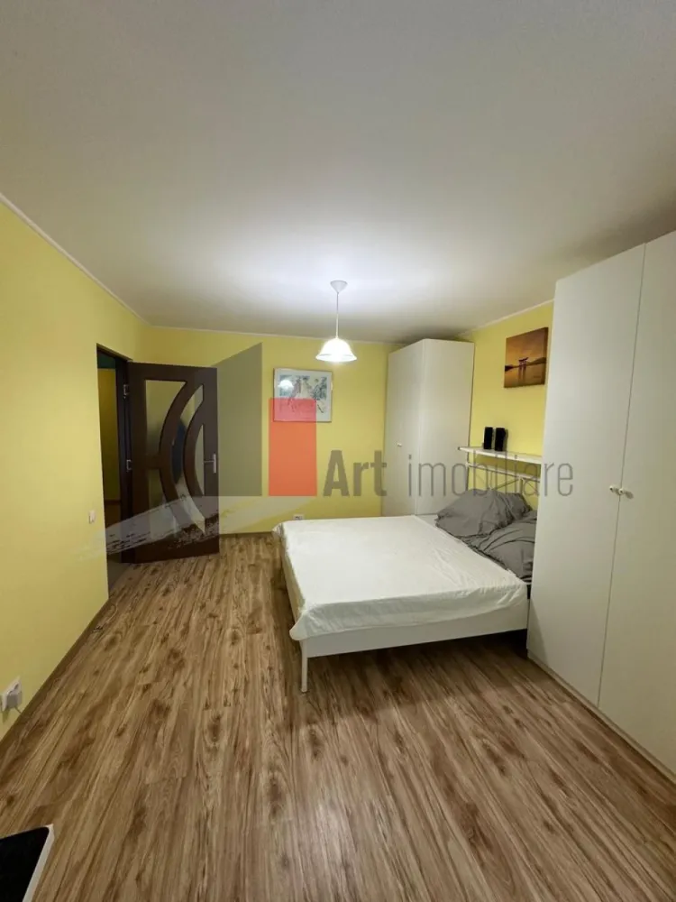 3 camere Drumul Taberei - Localizare excelentă pentru o familie cu copii sau pentru investiție.

Prezentăm un apartament de 3 camere, situat la etajul 2 dintr-un bloc cu 4 etaje, imobil recent anvelopat termic, ceea ce înseamnă facturi mai mici la iarnă și confort sporit pe tot parcursul anului.

Locația este una de excepție: în imediata apropiere a Colegiului Național Elena Cuza, una dintre cele mai bune școli din București. De asemenea, zona beneficiază de acces facil la magazine, farmacii, transport în comun și parcuri.

🔸 SPECIFICAȚII ȘI STAREA PROPRIETĂȚII:

· Compartimentare: 3 camere (living + 2 dormitoare) – compartimentare funcțională, ideală pentru o familie.
· Etaj: 2 din 4 – acces ușor, ferit de zgomotul de la stradă.
· Bloc anvelopat: Termoizolație nouă, fațadă reabilitată, reducerea pierderilor de căldură.
· Renovare completă: Apartamentul a fost renovat recent, cu materiale de calitate.
· Instalație electrică schimbată: Punct cheie! Nu va trebui să vă faceți griji pentru siguranță sau suprasarcină. Totul este nou, dimensionat corect și modern.
· Finisaje: Parchet, gresie, faianță, uși interioare noi, tencuieli decorative (se pot completa după preferințe).
· Instalații sanitare: Verificate și, acolo unde a fost cazul, înlocuite.

🔸 BENEFICII ȘI PUNCTE FORTE:

· Economie de timp și bani: Nu mai trebuie să investiți în renovare sau în reparația instalației electrice. Totul este gata de locuit.
· Confort termic garantat: Datorită anvelopării blocului, veți avea iarna mai cald și vara mai răcoros.
· Locație școlară de top: Pentru o familie cu copii, proximitatea față de Colegiul Elena Cuza este un avantaj imens (copilul poate merge pe jos, fără stres).
· Acces la transport: Stații de autobuz, tramvai și metrou (în funcție de distanța exactă) în apropiere.
· Liniște și siguranță: Zona este una liniștită, bine întreținută, cu vecini de bună calitate.

🔸 IDEAL PENTRU:

· Familii cu copii care doresc o școală bună în apropiere.
· Cupluri care apreciază un spațiu generos și renovat.
· Investitori care doresc o proprietate cu cerere mare la închiriere (datorită școlii).

📞 Sunați acum pentru o vizionare și pentru a vedea personal calitatea renovării!