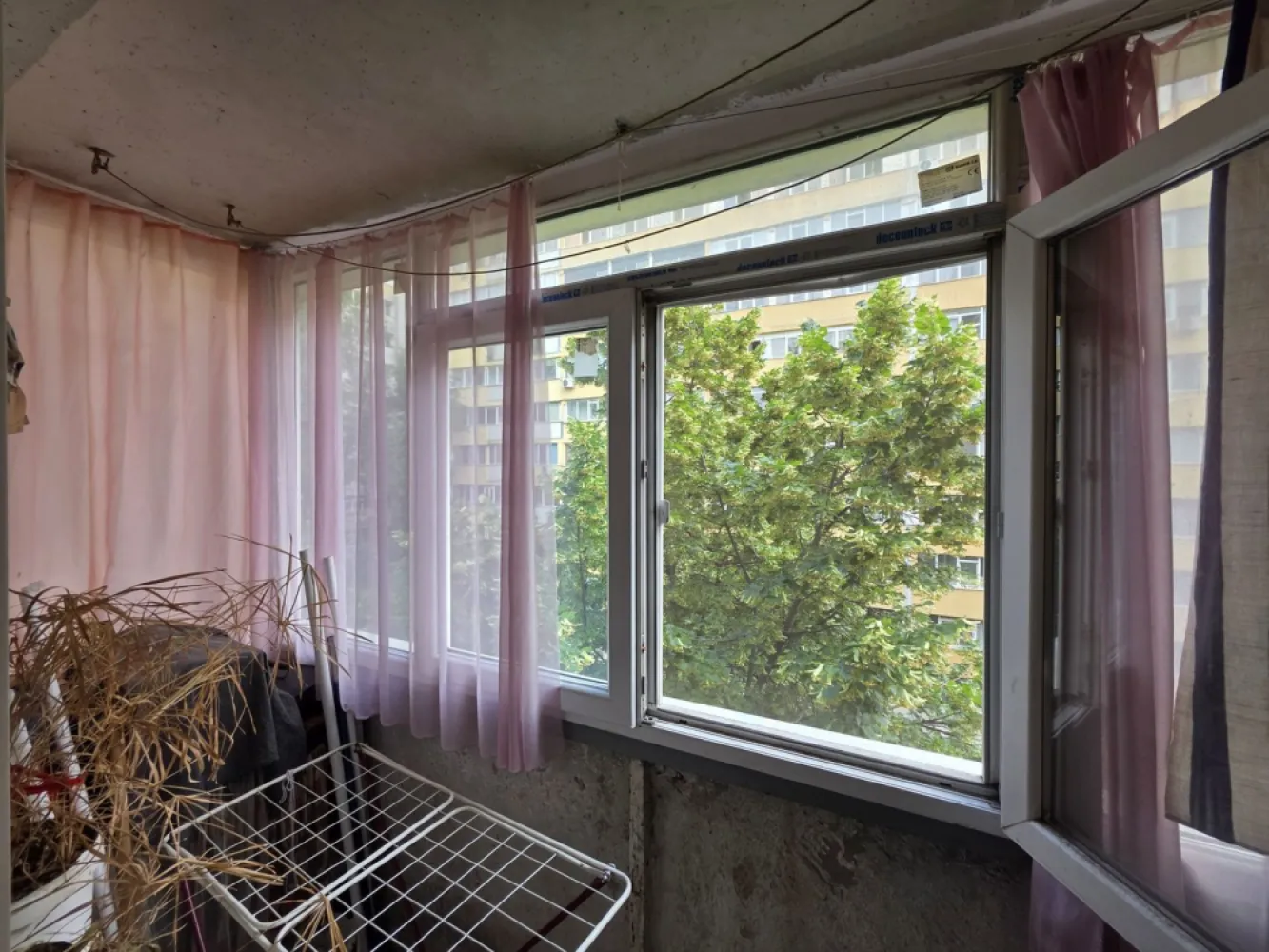 Doamna Ghica- Scoala - K-Imobiliare va propune spre vanzare un apartament decomandat, nerenovat, la etajul 5 in bloc raebilitat, cu balcon, acte la zi, vecini linistiti si civilizati, se accepta credit. Apartamentul este la doua minute de mers pe jos de Scoala Grigorie Ghica Voievod, Parcul Plumbuita si la 5 minute de Faculttea de Constructii si parcul Tei.
