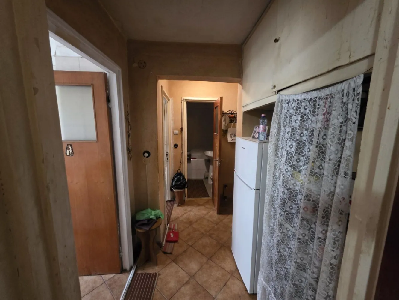 Doamna Ghica- Scoala - K-Imobiliare va propune spre vanzare un apartament decomandat, nerenovat, la etajul 5 in bloc raebilitat, cu balcon, acte la zi, vecini linistiti si civilizati, se accepta credit. Apartamentul este la doua minute de mers pe jos de Scoala Grigorie Ghica Voievod, Parcul Plumbuita si la 5 minute de Faculttea de Constructii si parcul Tei.