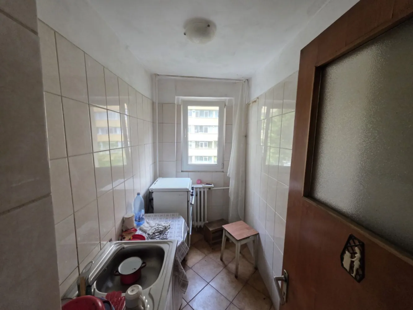 Doamna Ghica- Scoala - K-Imobiliare va propune spre vanzare un apartament decomandat, nerenovat, la etajul 5 in bloc raebilitat, cu balcon, acte la zi, vecini linistiti si civilizati, se accepta credit. Apartamentul este la doua minute de mers pe jos de Scoala Grigorie Ghica Voievod, Parcul Plumbuita si la 5 minute de Faculttea de Constructii si parcul Tei.