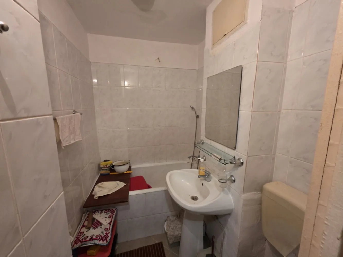 Doamna Ghica- Scoala - K-Imobiliare va propune spre vanzare un apartament decomandat, nerenovat, la etajul 5 in bloc raebilitat, cu balcon, acte la zi, vecini linistiti si civilizati, se accepta credit. Apartamentul este la doua minute de mers pe jos de Scoala Grigorie Ghica Voievod, Parcul Plumbuita si la 5 minute de Faculttea de Constructii si parcul Tei.