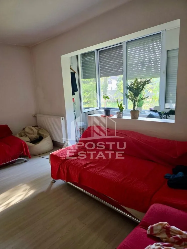 Apartament 3 camere de vanzare, zona Circumvalatiunii, Timisoara - Agentia imobiliara APOSTU ESTATE va propune spre vanzare un apartament cu 3 camere, semidecomandat, parter inalt/4, situat in zona Gheorghe Lazar/Circumvalatiunii din Timisoara, judetul Timis.
Apartamentul este amplasat la parterul unui imobil si are o suprafata utila de aproximativ 65mp plus balcon inchis.
Confortul termic se realizeaza prin intermediul centralei proprii pe gaz cu sistem de incalzire prin calorifere.
Usa de acces este metalica si ferestrele sunt din tamplarie PVC cu geamuri termopan.
Compartimentare:
- hol acces
- bucatarie
- living cu iesire spre balcon inchis
-hol de trecere
-camera
-camera
- baie cu cada si geam de aerisire
 Imbunatatiri aduse de catre proprietar: sapa izolatoare pe tot apartamentul,cu burete exudat de densitate mare,de 3cm, cu armatura,pentru o buna izolare termica,sub parchetul laminat de trafic intens este o pasla groasa de 05mm,pentru confort termic sporit,gresie,faianta de calitate superioara,centrala termica proprie cu instalatie de cupru, ferestre din tamplarie pvc cu geam termopan si plasa de insecte detasabila,cu rulouri esslinger la toate geamurile,instalatie electrica schimbata GEWISS din cupru(pe tubulatura metelica antiincendiu),toate usile interioare schimbate,usa de sticla securizata care desparte bucataria de sufragerie pentru lumina naturala intensa, usa metalica foarte securizata la intrare cu inchidere in 3 puncte(foaia de usa este plina,blindata si are 105kg).
Proprietatea se vinde partial mobilata si este o varianta ideala pentru familii, cuplu sau investitie.
Vecinatati: Scoala generala nr.19 la 11 min de mers pe jos, gradinita la 2 min de mers pe jos, magazine,banci,farmacii la 5 min de mers pe jos, Pepco, Gym One 5 la 12 min de mers pe jos, Piata 700 la 17 min de mers pe jos, Piata Unirii la 19 min de mers pe jos.

Agentia imobiliara Apostu Estate va ofera consultanta bancara gratuita prin intermediul colaboratorilor nostri pentru alegerea celui mai potrivit tip de credit, astfel incat tu sa devi noul proprietar al acestui apartament.
Va asteptam cu drag la o vizionare!
Id Intern: CP3150039