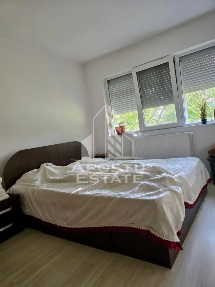 Apartament 3 camere de vanzare, zona Circumvalatiunii, Timisoara - Agentia imobiliara APOSTU ESTATE va propune spre vanzare un apartament cu 3 camere, semidecomandat, parter inalt/4, situat in zona Gheorghe Lazar/Circumvalatiunii din Timisoara, judetul Timis.
Apartamentul este amplasat la parterul unui imobil si are o suprafata utila de aproximativ 65mp plus balcon inchis.
Confortul termic se realizeaza prin intermediul centralei proprii pe gaz cu sistem de incalzire prin calorifere.
Usa de acces este metalica si ferestrele sunt din tamplarie PVC cu geamuri termopan.
Compartimentare:
- hol acces
- bucatarie
- living cu iesire spre balcon inchis
-hol de trecere
-camera
-camera
- baie cu cada si geam de aerisire
 Imbunatatiri aduse de catre proprietar: sapa izolatoare pe tot apartamentul,cu burete exudat de densitate mare,de 3cm, cu armatura,pentru o buna izolare termica,sub parchetul laminat de trafic intens este o pasla groasa de 05mm,pentru confort termic sporit,gresie,faianta de calitate superioara,centrala termica proprie cu instalatie de cupru, ferestre din tamplarie pvc cu geam termopan si plasa de insecte detasabila,cu rulouri esslinger la toate geamurile,instalatie electrica schimbata GEWISS din cupru(pe tubulatura metelica antiincendiu),toate usile interioare schimbate,usa de sticla securizata care desparte bucataria de sufragerie pentru lumina naturala intensa, usa metalica foarte securizata la intrare cu inchidere in 3 puncte(foaia de usa este plina,blindata si are 105kg).
Proprietatea se vinde partial mobilata si este o varianta ideala pentru familii, cuplu sau investitie.
Vecinatati: Scoala generala nr.19 la 11 min de mers pe jos, gradinita la 2 min de mers pe jos, magazine,banci,farmacii la 5 min de mers pe jos, Pepco, Gym One 5 la 12 min de mers pe jos, Piata 700 la 17 min de mers pe jos, Piata Unirii la 19 min de mers pe jos.

Agentia imobiliara Apostu Estate va ofera consultanta bancara gratuita prin intermediul colaboratorilor nostri pentru alegerea celui mai potrivit tip de credit, astfel incat tu sa devi noul proprietar al acestui apartament.
Va asteptam cu drag la o vizionare!
Id Intern: CP3150039