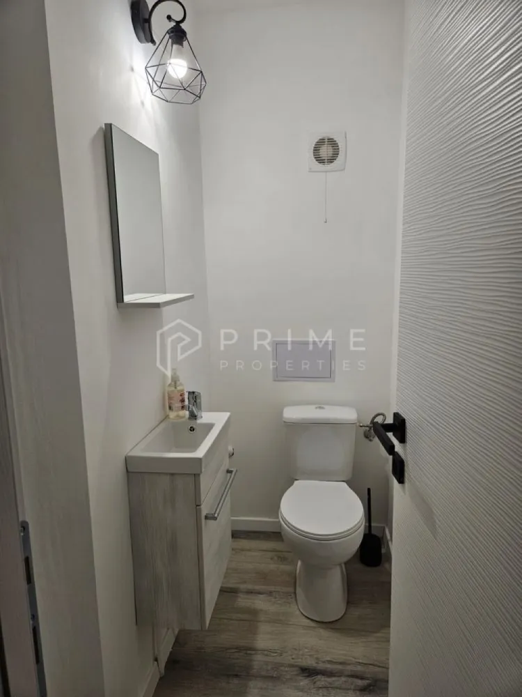 DE ÎNCHIRIAT: Apartament 3 Camere, Modern & Renovate Recent - Căutați un cămin modern, unde confortul se întâlnește cu designul actual? 
Vă propunem spre închiriere pe termen lung un apartament cu 3 camere, situat la parter înalt în cartierul Tudor, complet renovat și amenajat cu mult bun gust în urmă cu un an și jumătate.

De ce să alegeți acest apartament:
Compartimentare: 2 dormitoare primitoare, living spațios, bucătărie separată și 2 băi, oferind tot spațiul necesar pentru un stil de viață echilibrat.
Dotări Premium: Încălzire în pardoseală pentru un confort termic sporit.
Stare Impecabilă: Mobilier modern, electrocasnice de ultimă generație (încă în garanție) și un grad minim de uzură.
Gata de Mutare: Locuința se închiriază complet mobilată și utilată, fiind pregătită să vă primească imediat.

Locație:
Situat într-o zonă accesibilă din cartierul Tudor, apartamentul beneficiază de proximitatea față de magazine, școli și principalele mijloace de transport.

Promisiunea Prime Properties: Vă oferim siguranță, transparență și servicii impecabile pe tot parcursul drumului către casa ideală. Dacă această proprietate nu corespunde nevoilor dumneavoastră, lăsați-ne să găsim alternativa potrivită stilului dumneavoastră de viață.

📞 Pentru mai multe detalii sau pentru a programa o vizionare, vă rugăm să ne contactați!