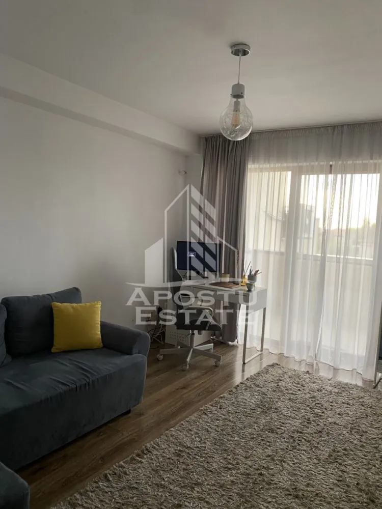 Apartamnet 2 camere , de închiriat , Zona Soarelui - Timișoara - APOSTU ESTATE vă propune spre închiriere un apartament spațios și elegant, cu 2camere, situat într-o zonă liniștită și bine conectată din Soarelui , ideal pentru familii sau persoane care doresc un spațiu generos și confortabil.

Suprafață utilă: 55mp
Compartimentare eficientă:

Hol de acces generos

Bucătărie complet mobilată și utilată, cu loc de luat masa

Living luminos și spațios cu canapea extensibila 

Dormitor matrimonial cu pat mare 

Baie principală cu duș modern și geam pentru ventilație naturală

Balocon mare de 15 m 

Confort și facilități:

Centrală termică proprie pe gaz

Aer condiționat 

Lift 

Apartamentul este complet mobilat și utilat

Localizare: ZonaSoarelui – liniște, acces facil spre oraș, în apropiere de magazine, școli și mijloace de transport în comun.

Ideal pentru:
Familii

Cupluri

Profesioniști care lucrează remote sau au nevoie de birou acasă

Prețul :460 e 
Programează o vizionare
 CP2772500