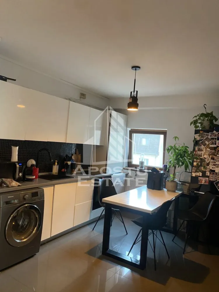 Apartamnet 2 camere , de închiriat , Zona Soarelui - Timișoara - APOSTU ESTATE vă propune spre închiriere un apartament spațios și elegant, cu 2camere, situat într-o zonă liniștită și bine conectată din Soarelui , ideal pentru familii sau persoane care doresc un spațiu generos și confortabil.

Suprafață utilă: 55mp
Compartimentare eficientă:

Hol de acces generos

Bucătărie complet mobilată și utilată, cu loc de luat masa

Living luminos și spațios cu canapea extensibila 

Dormitor matrimonial cu pat mare 

Baie principală cu duș modern și geam pentru ventilație naturală

Balocon mare de 15 m 

Confort și facilități:

Centrală termică proprie pe gaz

Aer condiționat 

Lift 

Apartamentul este complet mobilat și utilat

Localizare: ZonaSoarelui – liniște, acces facil spre oraș, în apropiere de magazine, școli și mijloace de transport în comun.

Ideal pentru:
Familii

Cupluri

Profesioniști care lucrează remote sau au nevoie de birou acasă

Prețul :460 e 
Programează o vizionare
 CP2772500