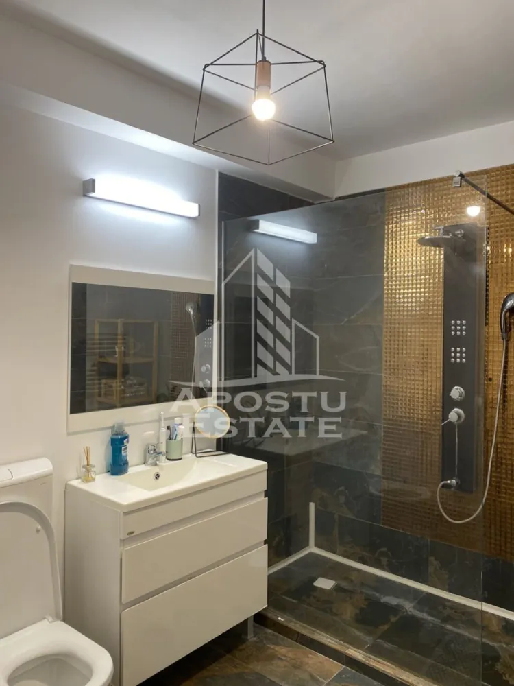 Apartamnet 2 camere , de închiriat , Zona Soarelui - Timișoara - APOSTU ESTATE vă propune spre închiriere un apartament spațios și elegant, cu 2camere, situat într-o zonă liniștită și bine conectată din Soarelui , ideal pentru familii sau persoane care doresc un spațiu generos și confortabil.

Suprafață utilă: 55mp
Compartimentare eficientă:

Hol de acces generos

Bucătărie complet mobilată și utilată, cu loc de luat masa

Living luminos și spațios cu canapea extensibila 

Dormitor matrimonial cu pat mare 

Baie principală cu duș modern și geam pentru ventilație naturală

Balocon mare de 15 m 

Confort și facilități:

Centrală termică proprie pe gaz

Aer condiționat 

Lift 

Apartamentul este complet mobilat și utilat

Localizare: ZonaSoarelui – liniște, acces facil spre oraș, în apropiere de magazine, școli și mijloace de transport în comun.

Ideal pentru:
Familii

Cupluri

Profesioniști care lucrează remote sau au nevoie de birou acasă

Prețul :460 e 
Programează o vizionare
 CP2772500