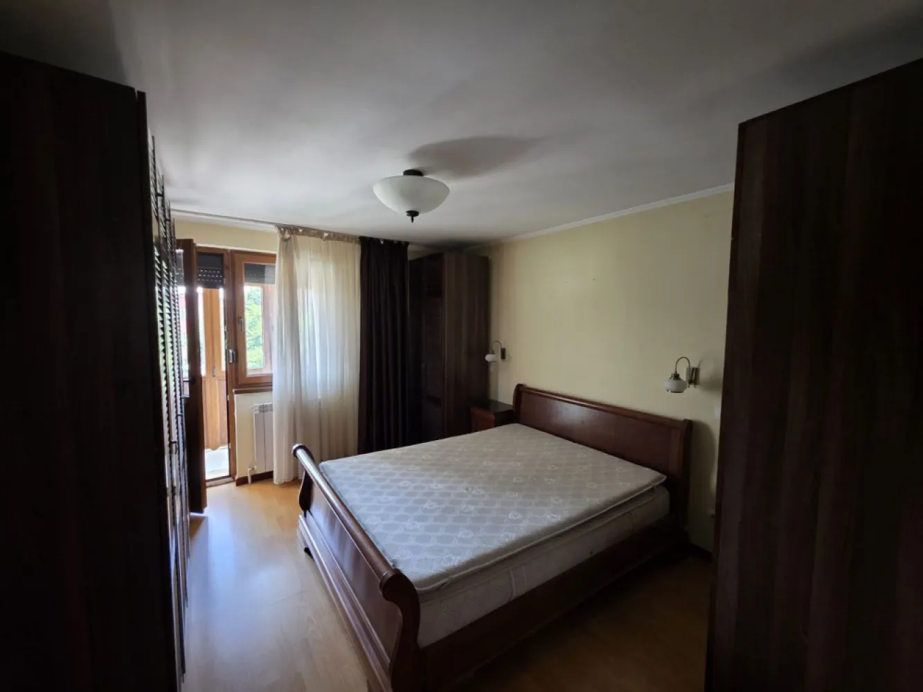 Popesti-Leordeni Drumul Fermei - K-Imobiliare va propune un apartament in bloc nou la etajul 2 din 2 plus pod, pe Drumul Fermei, mobilat, utilat, cu doua grupuri sanitare si doua locuri de parcare. Apartamentul este liber si disponibil imediat. Aproape de strada principala, cu market imediat langa, alee privata, locuri de parcare nominale in curte inchisa si acces securizat. Foarte aproape de scoala Prof. Ghe. Costaforu.