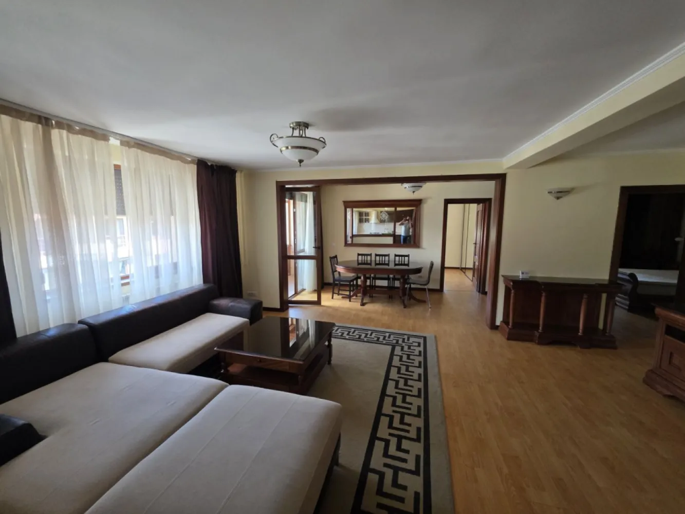 Popesti-Leordeni Drumul Fermei - K-Imobiliare va propune un apartament in bloc nou la etajul 2 din 2 plus pod, pe Drumul Fermei, mobilat, utilat, cu doua grupuri sanitare si doua locuri de parcare. Apartamentul este liber si disponibil imediat. Aproape de strada principala, cu market imediat langa, alee privata, locuri de parcare nominale in curte inchisa si acces securizat. Foarte aproape de scoala Prof. Ghe. Costaforu.