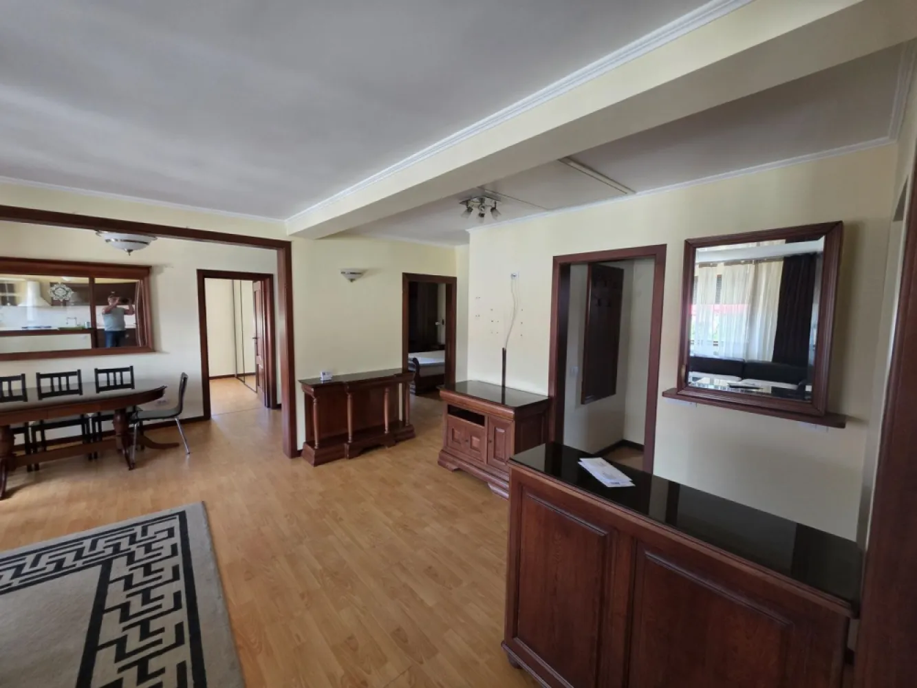 Popesti-Leordeni Drumul Fermei - K-Imobiliare va propune un apartament in bloc nou la etajul 2 din 2 plus pod, pe Drumul Fermei, mobilat, utilat, cu doua grupuri sanitare si doua locuri de parcare. Apartamentul este liber si disponibil imediat. Aproape de strada principala, cu market imediat langa, alee privata, locuri de parcare nominale in curte inchisa si acces securizat. Foarte aproape de scoala Prof. Ghe. Costaforu.