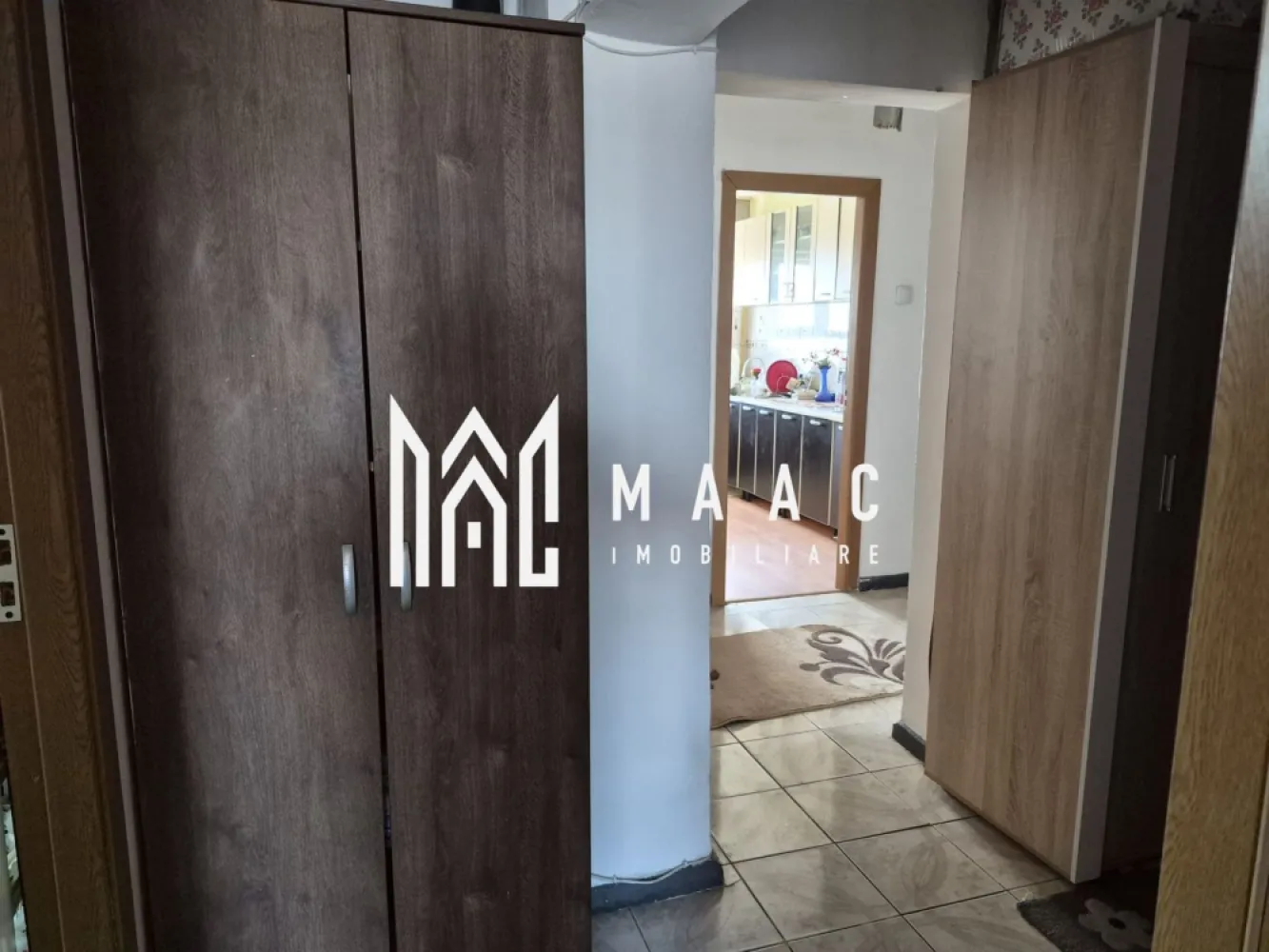 Apartament 3 camere | Ostroveni | 2 bai | 78 mp | - MAAC Imobiliare vă propune spre vânzare un apartament spațios cu 3 camere, situat în zona A-uri din Ostroveni, una dintre cele mai apreciate și bine dezvoltate zone rezidențiale din Râmnicu Vâlcea. Proprietatea beneficiază de o compartimentare decomandată, suprafață generoasă și acces imediat la toate facilitățile necesare unui stil de viață confortabil.Apartamentul se vinde mobilat.
Caracteristici:
Apartament cu 3 camere
Compartimentare decomandată
Suprafață utilă: 78 mp
Etaj 7 din 8
Bloc anvelopat termic
Sistem de supraveghere video
Scară curată și bine întreținută
Vecinătate liniștită
Preț: 100.000 Euro
Compartimentare:
Living generos
2 dormitoare
Bucătărie spațioasă de 12 mp
2 băi
2 balcoane închise cu tâmplărie termopan
Balcon 1: 4,5 mp
Balcon 2: 4 mp
Hol generos
Dotări:
Tâmplărie termopan
Bloc termoizolat
Sistem de supraveghere video
Spații comune bine întreținute
Compartimentare practică și funcțională
Avantaje:
Poziționare excelentă în zona A-uri
Școală și grădiniță la câteva minute de mers pe jos
cabinete medicale și farmacii în imediata apropiere
Piață agroalimentară
Magazine și supermarketuri
Stații de transport public și taxi
Oficiu poștal
Sucursale bancare
Restaurante și fast-food-uri
Acces rapid către principalele puncte de interes ale orașului
Ideal pentru familii datorită spațiului generos și facilităților din zonă
Această proprietate reprezintă o alegere excelentă pentru cei care își doresc un apartament confortabil, într-o zonă matură, cu infrastructură completă și acces facil către toate serviciile esențiale.
Pentru mai multe informații și programarea unei vizionări, echipa MAAC Imobiliare vă stă la dispoziție.ID 3132282