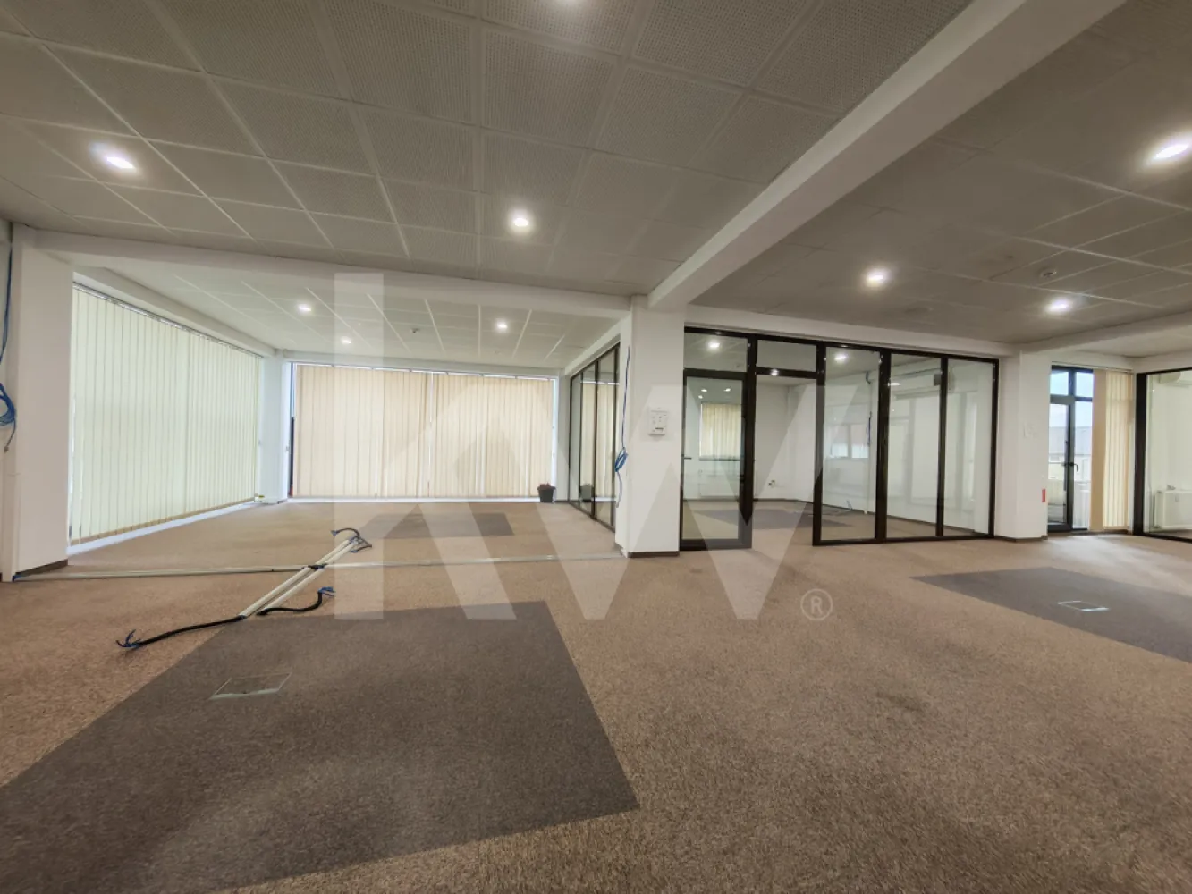 Spațiu de birouri luminos și modular – perfect pentru echipa ta! - Cauți un loc unde ideile bune să aibă spațiu să crească? Acest birou open-space combină perfect funcționalitatea cu o atmosferă aerisită și luminoasă. Cu compartimentări inteligente din sticlă și un design minimalist, oferă echilibrul ideal între transparență, colaborare și intimitate.

Ce îți va plăcea aici:

Compartimentare inteligentă: Zonă generoasă de open-space completată de birouri individuale sau săli de ședințe delimitate prin pereți eleganți de sticlă.

Lumină naturală din plin: Ferestrele mari și orientarea spațiului asigură o atmosferă caldă și productivă pe tot parcursul zilei.

Zonă de dining/chicinetă complet mobilată: O bucătărie modernă, utilată (mobilier gri/alb, chiuvetă din inox, spații mari de depozitare), ideală pentru pauzele de cafea și prânzul echipei.

Confort și utilități: Sistem de climatizare, corpuri de iluminat LED integrate în tavanul casetat, mochetă profesională de trafic intens și calorifere eficiente.

Facilități: Zonă de acces/scări curată, grupuri sanitare și finisaje moderne în nuanțe neutre de alb și gri.

Un spațiu curat, gata de personalizat, care își așteaptă viitoarea echipă!