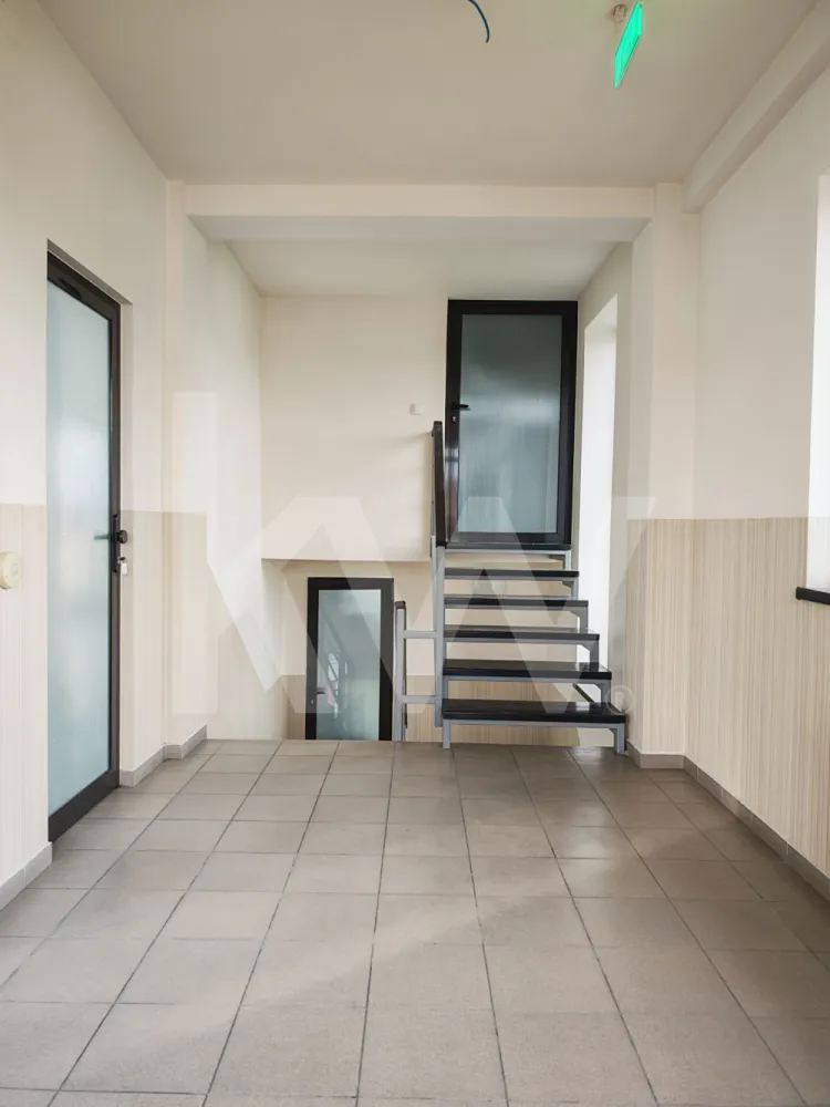 Spațiu de birouri luminos și modular – perfect pentru echipa ta! - Cauți un loc unde ideile bune să aibă spațiu să crească? Acest birou open-space combină perfect funcționalitatea cu o atmosferă aerisită și luminoasă. Cu compartimentări inteligente din sticlă și un design minimalist, oferă echilibrul ideal între transparență, colaborare și intimitate.

Ce îți va plăcea aici:

Compartimentare inteligentă: Zonă generoasă de open-space completată de birouri individuale sau săli de ședințe delimitate prin pereți eleganți de sticlă.

Lumină naturală din plin: Ferestrele mari și orientarea spațiului asigură o atmosferă caldă și productivă pe tot parcursul zilei.

Zonă de dining/chicinetă complet mobilată: O bucătărie modernă, utilată (mobilier gri/alb, chiuvetă din inox, spații mari de depozitare), ideală pentru pauzele de cafea și prânzul echipei.

Confort și utilități: Sistem de climatizare, corpuri de iluminat LED integrate în tavanul casetat, mochetă profesională de trafic intens și calorifere eficiente.

Facilități: Zonă de acces/scări curată, grupuri sanitare și finisaje moderne în nuanțe neutre de alb și gri.

Un spațiu curat, gata de personalizat, care își așteaptă viitoarea echipă!