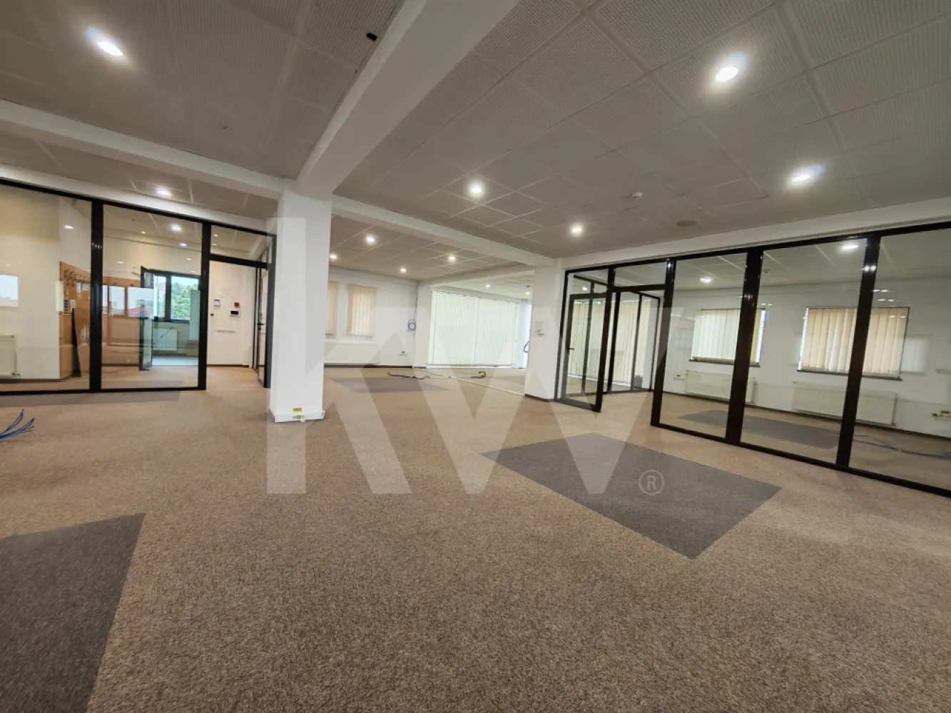 Spațiu de birouri luminos și modular – perfect pentru echipa ta! - Cauți un loc unde ideile bune să aibă spațiu să crească? Acest birou open-space combină perfect funcționalitatea cu o atmosferă aerisită și luminoasă. Cu compartimentări inteligente din sticlă și un design minimalist, oferă echilibrul ideal între transparență, colaborare și intimitate.

Ce îți va plăcea aici:

Compartimentare inteligentă: Zonă generoasă de open-space completată de birouri individuale sau săli de ședințe delimitate prin pereți eleganți de sticlă.

Lumină naturală din plin: Ferestrele mari și orientarea spațiului asigură o atmosferă caldă și productivă pe tot parcursul zilei.

Zonă de dining/chicinetă complet mobilată: O bucătărie modernă, utilată (mobilier gri/alb, chiuvetă din inox, spații mari de depozitare), ideală pentru pauzele de cafea și prânzul echipei.

Confort și utilități: Sistem de climatizare, corpuri de iluminat LED integrate în tavanul casetat, mochetă profesională de trafic intens și calorifere eficiente.

Facilități: Zonă de acces/scări curată, grupuri sanitare și finisaje moderne în nuanțe neutre de alb și gri.

Un spațiu curat, gata de personalizat, care își așteaptă viitoarea echipă!