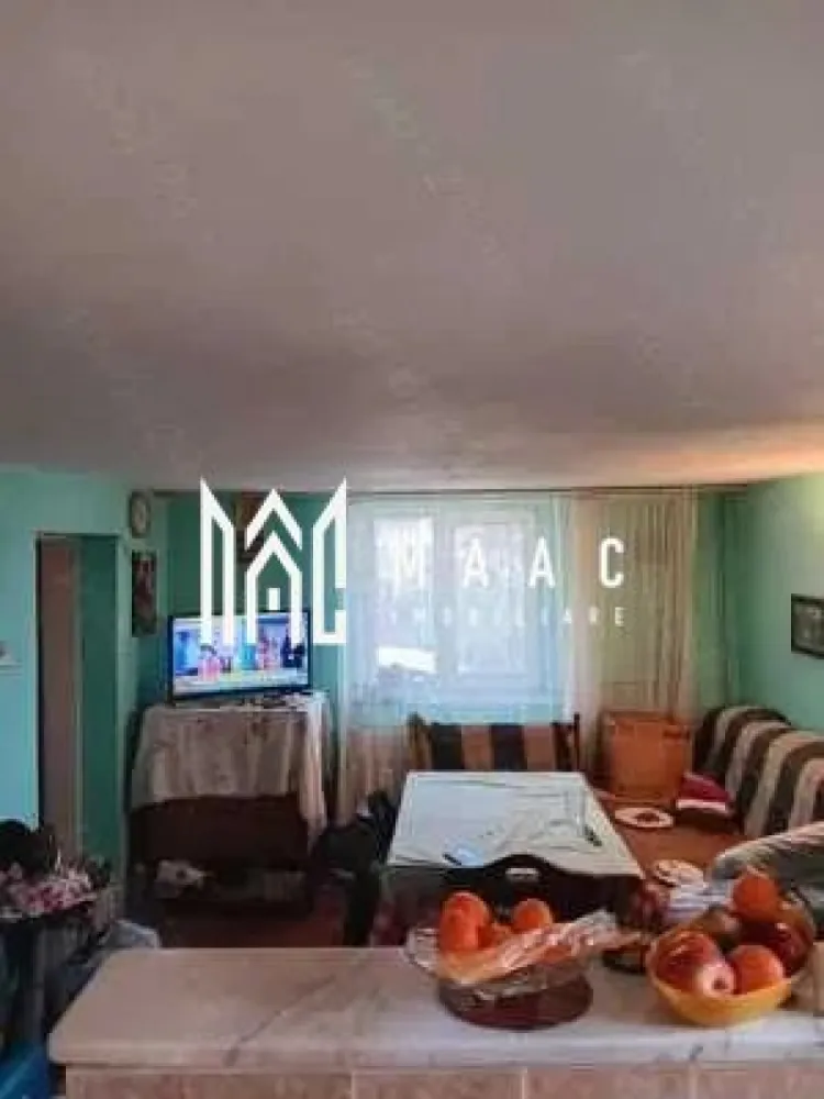 Casa Vladesti | Sat Priporu | 160 mpu | - MAAC Imobiliare vă propune spre vânzare o casă spațioasă și bine construită, ideală pentru o familie care își dorește confort, funcționalitate și un teren generos. Proprietatea beneficiază de o compartimentare eficientă, construcție solidă din cărămidă și este racordată la toate utilitățile, fiind pregătită pentru locuire.
Caracteristici:
Casă construită din cărămidă
Suprafață utilă: 160 mp
Amprentă la sol: 80,3 mp
Regim de înălțime: Parter + Etaj
Teren în suprafață totală de 790 mp
Grădină de aproximativ 400 mp
Construcție izolată exterior cu polistiren de 10 cm
Acoperiș din tablă Lindab
Beci cu suprafața de 16 mp
Compartimentare:
Parter:
Living cu bucătărie open-space
Dormitor
Baie spațioasă
Etaj:
3 dormitoare
Baie
Scară interioară
Dotări:
Centrală termică pe gaz
Încălzire prin centrală proprie
3 sobe de teracotă funcționale
Racord la curent electric
Racord la apă
Racord la gaze naturale
Beci pentru depozitare
Garaj pentru un autoturism
Magazie separată
Anexe zidite pentru creșterea păsărilor
Curte betonată
Fântână proprie utilizată pentru irigarea grădinii
Gard din fier forjat, construit pe fundație și stâlpi din beton
Avantaje:
Construcție solidă și eficient izolată termic
Compartimentare practică, potrivită pentru familii numeroase
Grădină generoasă, ideală pentru relaxare sau amenajare peisagistică
Spații auxiliare multiple pentru depozitare și gospodărie
Toate utilitățile disponibile
Posibilitatea utilizării sobelor de teracotă ca sursă alternativă de încălzire
Proprietate pregătită pentru mutare, cu numeroase facilități care oferă confort și funcționalitate
Această proprietate reprezintă alegerea ideală pentru cei care își doresc o locuință spațioasă, bine construită și amplasată pe un teren generos, oferind toate condițiile pentru un stil de viață confortabil și liniștit.
Pentru mai multe informații și programarea unei vizionări, echipa MAAC Imobiliare vă stă la dispoziție. ID 3150132
