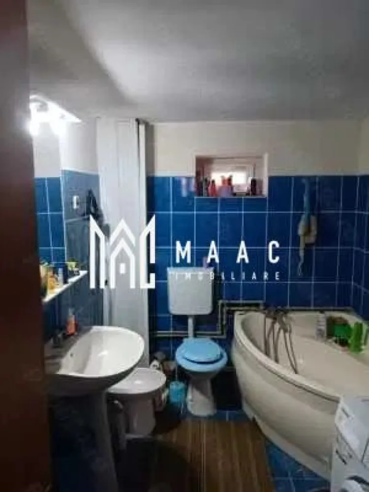 Casa Vladesti | Sat Priporu | 160 mpu | - MAAC Imobiliare vă propune spre vânzare o casă spațioasă și bine construită, ideală pentru o familie care își dorește confort, funcționalitate și un teren generos. Proprietatea beneficiază de o compartimentare eficientă, construcție solidă din cărămidă și este racordată la toate utilitățile, fiind pregătită pentru locuire.
Caracteristici:
Casă construită din cărămidă
Suprafață utilă: 160 mp
Amprentă la sol: 80,3 mp
Regim de înălțime: Parter + Etaj
Teren în suprafață totală de 790 mp
Grădină de aproximativ 400 mp
Construcție izolată exterior cu polistiren de 10 cm
Acoperiș din tablă Lindab
Beci cu suprafața de 16 mp
Compartimentare:
Parter:
Living cu bucătărie open-space
Dormitor
Baie spațioasă
Etaj:
3 dormitoare
Baie
Scară interioară
Dotări:
Centrală termică pe gaz
Încălzire prin centrală proprie
3 sobe de teracotă funcționale
Racord la curent electric
Racord la apă
Racord la gaze naturale
Beci pentru depozitare
Garaj pentru un autoturism
Magazie separată
Anexe zidite pentru creșterea păsărilor
Curte betonată
Fântână proprie utilizată pentru irigarea grădinii
Gard din fier forjat, construit pe fundație și stâlpi din beton
Avantaje:
Construcție solidă și eficient izolată termic
Compartimentare practică, potrivită pentru familii numeroase
Grădină generoasă, ideală pentru relaxare sau amenajare peisagistică
Spații auxiliare multiple pentru depozitare și gospodărie
Toate utilitățile disponibile
Posibilitatea utilizării sobelor de teracotă ca sursă alternativă de încălzire
Proprietate pregătită pentru mutare, cu numeroase facilități care oferă confort și funcționalitate
Această proprietate reprezintă alegerea ideală pentru cei care își doresc o locuință spațioasă, bine construită și amplasată pe un teren generos, oferind toate condițiile pentru un stil de viață confortabil și liniștit.
Pentru mai multe informații și programarea unei vizionări, echipa MAAC Imobiliare vă stă la dispoziție. ID 3150132