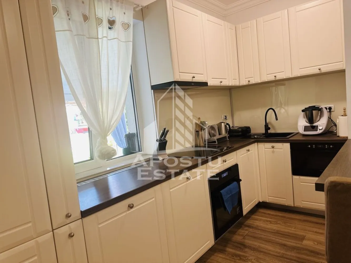 Jumatate de duplex cu 3 camere de inchiriat, Dumbravita - Agentia imobiliara APOSTU ESTATE va propune spre inchiriere o jumatate de duplex cu 3 camere, spatios si luminos, situat in Dumbravita, o zona linistita si bine pozitionata fata de Timisoara, potrivit pentru cupluri,familii, care isi doresc o locuinta unde sa se simta confortabil si cu acces facil catre scoli, statii de autobuz, supermarketuri , magazine de zona, parcuri.

Suprafata utila: 95 mp
Compartimentare eficienta:
-Hol de acces generos
-Bucatarie complet mobilata si utilata, cu loc de luat masa
-Living luminos si spatios
-Doua dormitoare mobilate 
-Baie prevazuta cu cada si geam pentru ventilatie naturala

Confort si facilitati:
-Incalzirea apartamentului: centrala proprie 
-Apartamentul este complet mobilat si utilat
-Doua terase amenajate 
-4 locuri de parcare 

Localizare:
-Timis, Dumbravita acces facil spre magazine, supermarketul Lidl, scoli, parcuri si mijloace de transport in comun.

Ideal pentru:
-Familii
-Cupluri

Disponibilitate: imediata
Pret chirie lunara: 1200 EURO
Programeaza o vizionare pentru a-ti putea imagina viitorul aici!
ID intern: CP3150644