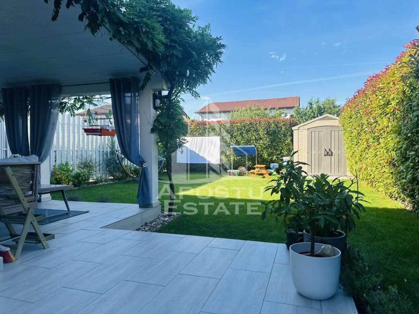 Jumatate de duplex cu 3 camere de inchiriat, Dumbravita - Agentia imobiliara APOSTU ESTATE va propune spre inchiriere o jumatate de duplex cu 3 camere, spatios si luminos, situat in Dumbravita, o zona linistita si bine pozitionata fata de Timisoara, potrivit pentru cupluri,familii, care isi doresc o locuinta unde sa se simta confortabil si cu acces facil catre scoli, statii de autobuz, supermarketuri , magazine de zona, parcuri.

Suprafata utila: 95 mp
Compartimentare eficienta:
-Hol de acces generos
-Bucatarie complet mobilata si utilata, cu loc de luat masa
-Living luminos si spatios
-Doua dormitoare mobilate 
-Baie prevazuta cu cada si geam pentru ventilatie naturala

Confort si facilitati:
-Incalzirea apartamentului: centrala proprie 
-Apartamentul este complet mobilat si utilat
-Doua terase amenajate 
-4 locuri de parcare 

Localizare:
-Timis, Dumbravita acces facil spre magazine, supermarketul Lidl, scoli, parcuri si mijloace de transport in comun.

Ideal pentru:
-Familii
-Cupluri

Disponibilitate: imediata
Pret chirie lunara: 1200 EURO
Programeaza o vizionare pentru a-ti putea imagina viitorul aici!
ID intern: CP3150644
