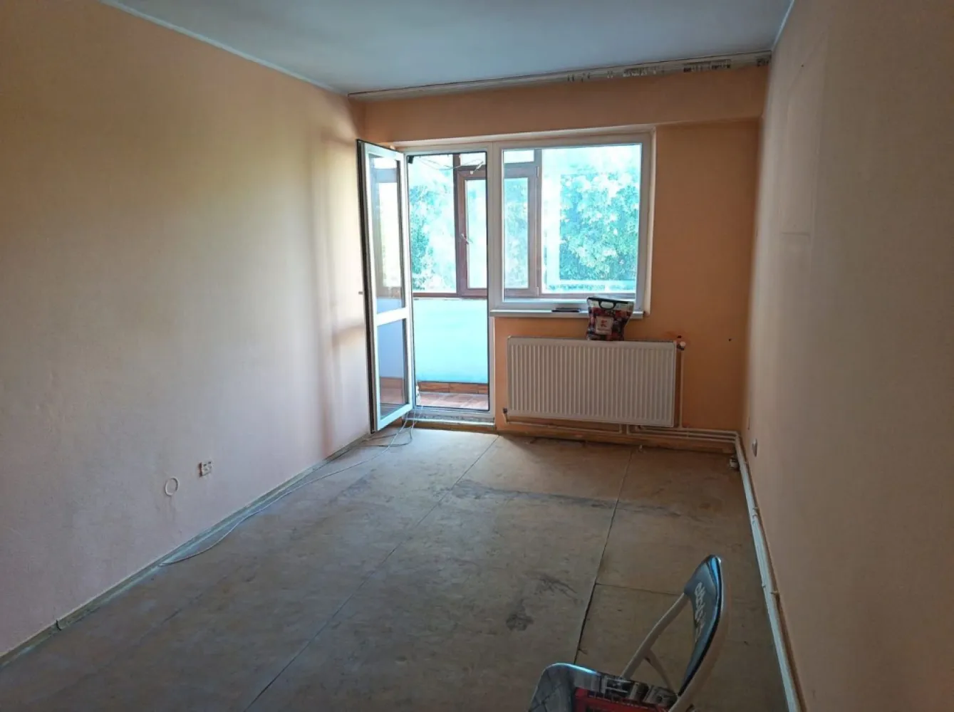 De vanzare apartament cu 2 camere, et. 2, Micro 13, 53.000 euro - Se oferă spre vânzare apartament cu 2 camere, situat în zona Micro 13, la etajul 2, într-o locație practică și bine conectată.
Locuința este amplasată aproape de Lidl și Supeco, având acces facil la magazine, transport și alte puncte de interes din zonă.
Caracteristici:
- 2 camere
- Etaj 2
- Centrală termică proprie
- Geamuri termopan
- Apartamentul necesită renovare, oferind posibilitatea de amenajare după propriul gust și nevoi
Preț: 53.000 €
Ideal atât pentru locuit, cât și pentru investiție. Pentru mai multe detalii sau programarea unei vizionări, vă rugăm să ne contactați 0741.030.291 Marilena.