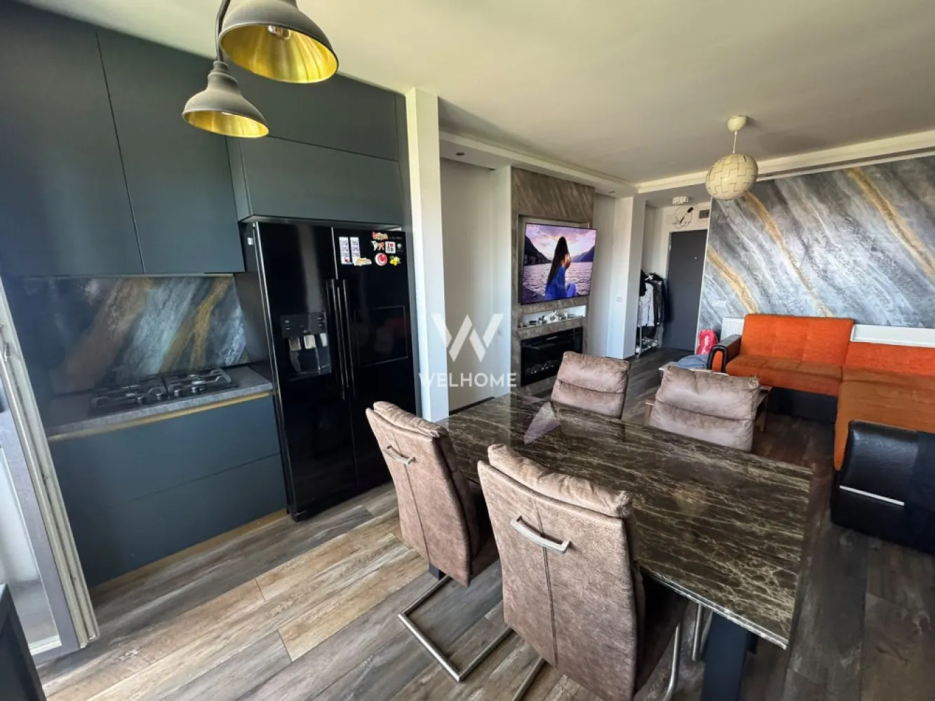Apartament 3 camere, 60mp, Sibiu - Va oferim spre vanzare un apartament situat pe Calea Surii Mici, in Sibiu,(Ansamblul West Side Park Residence )
Locatie excelenta, cu acces facil la statii de autobuz, magazine, farmacii, centru Sibiu.

Suprafata Utila: 60mp + 2 balcoane 16mp 
Etaj 3/4, bloc cu lift

Compartimentare:
Hol, living, bucatarie cu iesire pe primul balcon (8mp), baie cu cada si geam de aerisire, doua dormitoare, ambele cu iesire pe cel de-al doilea balcon (8 mp), unul dintre dormitoare avand si baie proprie.
Se preda mobilat si utilat 

Pret: 135000 euro, se accepta plata cash sau credit bancar 
Vizionare si detalii: 0752.088.381 Roxana