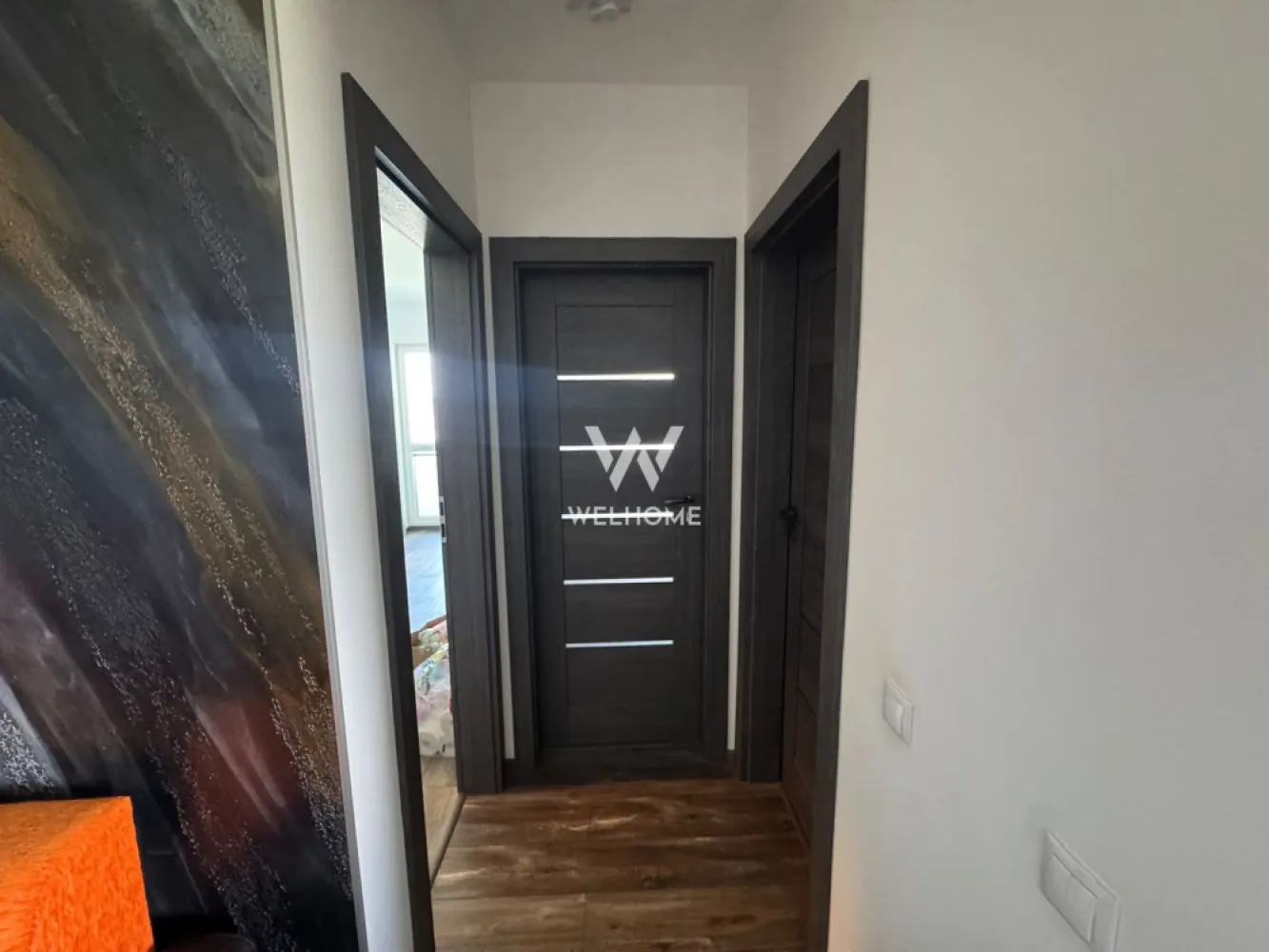 Apartament 3 camere, 60mp, Sibiu - Va oferim spre vanzare un apartament situat pe Calea Surii Mici, in Sibiu,(Ansamblul West Side Park Residence )
Locatie excelenta, cu acces facil la statii de autobuz, magazine, farmacii, centru Sibiu.

Suprafata Utila: 60mp + 2 balcoane 16mp 
Etaj 3/4, bloc cu lift

Compartimentare:
Hol, living, bucatarie cu iesire pe primul balcon (8mp), baie cu cada si geam de aerisire, doua dormitoare, ambele cu iesire pe cel de-al doilea balcon (8 mp), unul dintre dormitoare avand si baie proprie.
Se preda mobilat si utilat 

Pret: 135000 euro, se accepta plata cash sau credit bancar 
Vizionare si detalii: 0752.088.381 Roxana