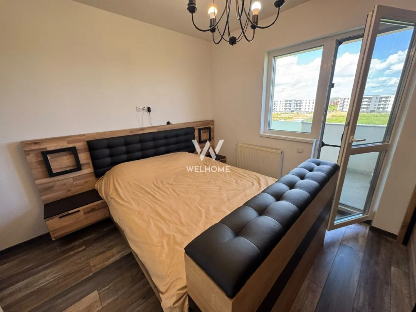 Apartament 3 camere, 60mp, Sibiu - Va oferim spre vanzare un apartament situat pe Calea Surii Mici, in Sibiu,(Ansamblul West Side Park Residence )
Locatie excelenta, cu acces facil la statii de autobuz, magazine, farmacii, centru Sibiu.

Suprafata Utila: 60mp + 2 balcoane 16mp 
Etaj 3/4, bloc cu lift

Compartimentare:
Hol, living, bucatarie cu iesire pe primul balcon (8mp), baie cu cada si geam de aerisire, doua dormitoare, ambele cu iesire pe cel de-al doilea balcon (8 mp), unul dintre dormitoare avand si baie proprie.
Se preda mobilat si utilat 

Pret: 135000 euro, se accepta plata cash sau credit bancar 
Vizionare si detalii: 0752.088.381 Roxana