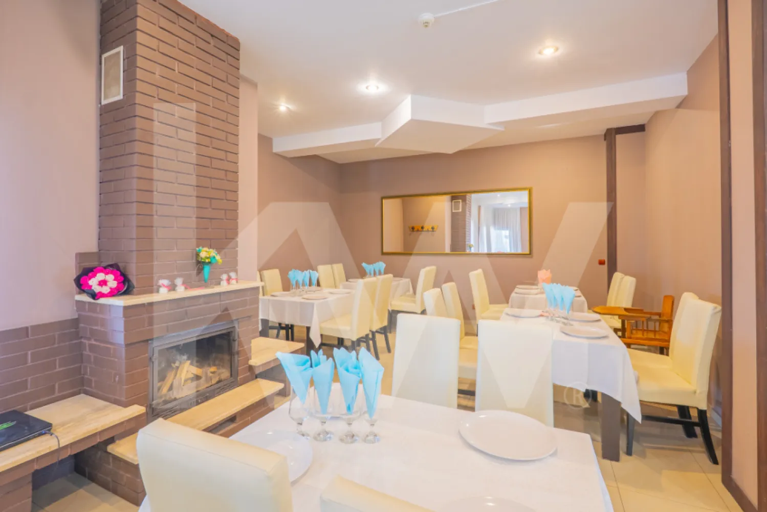 Afacere la cheie, pensiune-restaurant-terasa-14 unitati de cazare-Transfagarasan - Vă propunem spre vânzare o pensiune turistică cu restaurant, amplasată strategic într-una dintre cele mai căutate zone din România, pe drumul național ce leagă Sibiu de Brașov la intersecția cu drumul Transfăgărășăn, la poalele Munților Făgăraș.

Această locație se bucură de acces rapid către unele dintre cele mai importante atracții turistice din regiune, printre care:
- Transfăgărășan și Bâlea Cascadă, una dintre cele mai spectaculoase rute montane din Europa.
- Satele săsești autentice din zonă, cu o bogată moștenire culturală.
- Cârța și impunătoarea sa biserică cisterciană.
- Porumbacu de Jos, cu atracții precum Castelul de Lut Valea Zânelor și Povestea Calendarului.
- Valea Avrigului și Poiana Neamțului, zone ideale pentru drumeții, relaxare și activități în natură.
- Legătura directă cu viitoarea Autostrada Sibiu–Brașov, ceea ce conferă un avantaj major pentru dezvoltare și vizibilitate turistică.

Proprietatea a fost edificată în anul 2010, pe un teren bine pozitionat de 1.690 mp, și se desfășoară pe demisol, parter, etaj și mansardă, având o amprentă la sol de 300 mp.

Este complet funcțională și beneficiază de bar-restaurant, terasă exterioară, 13 camere de cazare, un apartament generos și parcare proprie amenajată.

Demisol:
- Spațiu tehnic (centrală pe lemne și peleți, puffer de 2000Litri si boiler 1000Litri pentru stocare apă caldă)
- Depozitare alimente, băuturi, unelte, lemne
- Spălătorie/Uscătorie
- Holuri de acces

Parter:
- Zonă de recepție și bar
- Birou administrativ
- Grupuri sanitare pentru clienți
- Bucătărie profesională complet utilată (vestiare, grup sanitar, oficiu, hol acces terasă grătar exterior)
- Restaurant interior cu o capacitate de 80-100 persoane si cu acces către terasa exterioară acoperită 

Etaj:
- 10 camere individuale, fiecare cu baie proprie și balcon
- Hol principal cu acces spre mansardă

Mansardă:
- 3 camere individuale, fiecare cu baie proprie și balcon
- 1 apartament privat de 85 mp utili: living cu bucătărie open space, baie, dressing, 2 dormitoare cu acces pe balcon

Date tehnice și funcționale:
Teren total: 1.690 mp
Amprentă la sol: 300 mp
Alei carosabile și pietonale: 525 mp
Parcări amenajate: 195 mp
Spații verzi: 555 mp
Capacitate restaurant interior: 80-100 persoane, ideal pentru evenimente private (nunți, botezuri, aniversări)
Terasă exterioară acoperită: 80 persoane în sezonul cald

Pensiunea este complet autorizată și deține toate reglementările, normativele și avizele necesare funcționării.

Potențial și avantaj competitiv:
Locație excelentă într-o zonă turistică în plină expansiune.
Punct de oprire consacrat pentru turiști fideli și grupuri organizate.
Posibilitate de dezvoltare suplimentară prin integrarea cu traseele turistice și evenimente tematice.
Infrastructură completă și funcțională , se poate continua activitatea fără investiții majore inițiale.
Acces facil la drum național, cu legătură directă spre autostradă (in construcție) 

O proprietate în reprezentare exclusivă, fara taxe de comisionare pentru clientii cumparatori.

Nu ratați această oportunitate unică de investiție într-o pensiune cu reputație consolidată și potențial turistic ridicat!
Contactați-ne acum pentru detalii complete și programarea unei vizionări.