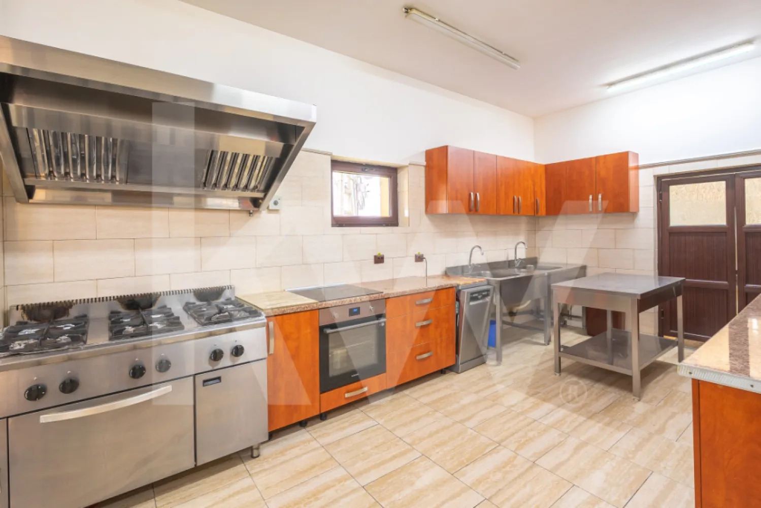 Afacere la cheie, pensiune-restaurant-terasa-14 unitati de cazare-Transfagarasan - Vă propunem spre vânzare o pensiune turistică cu restaurant, amplasată strategic într-una dintre cele mai căutate zone din România, pe drumul național ce leagă Sibiu de Brașov la intersecția cu drumul Transfăgărășăn, la poalele Munților Făgăraș.

Această locație se bucură de acces rapid către unele dintre cele mai importante atracții turistice din regiune, printre care:
- Transfăgărășan și Bâlea Cascadă, una dintre cele mai spectaculoase rute montane din Europa.
- Satele săsești autentice din zonă, cu o bogată moștenire culturală.
- Cârța și impunătoarea sa biserică cisterciană.
- Porumbacu de Jos, cu atracții precum Castelul de Lut Valea Zânelor și Povestea Calendarului.
- Valea Avrigului și Poiana Neamțului, zone ideale pentru drumeții, relaxare și activități în natură.
- Legătura directă cu viitoarea Autostrada Sibiu–Brașov, ceea ce conferă un avantaj major pentru dezvoltare și vizibilitate turistică.

Proprietatea a fost edificată în anul 2010, pe un teren bine pozitionat de 1.690 mp, și se desfășoară pe demisol, parter, etaj și mansardă, având o amprentă la sol de 300 mp.

Este complet funcțională și beneficiază de bar-restaurant, terasă exterioară, 13 camere de cazare, un apartament generos și parcare proprie amenajată.

Demisol:
- Spațiu tehnic (centrală pe lemne și peleți, puffer de 2000Litri si boiler 1000Litri pentru stocare apă caldă)
- Depozitare alimente, băuturi, unelte, lemne
- Spălătorie/Uscătorie
- Holuri de acces

Parter:
- Zonă de recepție și bar
- Birou administrativ
- Grupuri sanitare pentru clienți
- Bucătărie profesională complet utilată (vestiare, grup sanitar, oficiu, hol acces terasă grătar exterior)
- Restaurant interior cu o capacitate de 80-100 persoane si cu acces către terasa exterioară acoperită 

Etaj:
- 10 camere individuale, fiecare cu baie proprie și balcon
- Hol principal cu acces spre mansardă

Mansardă:
- 3 camere individuale, fiecare cu baie proprie și balcon
- 1 apartament privat de 85 mp utili: living cu bucătărie open space, baie, dressing, 2 dormitoare cu acces pe balcon

Date tehnice și funcționale:
Teren total: 1.690 mp
Amprentă la sol: 300 mp
Alei carosabile și pietonale: 525 mp
Parcări amenajate: 195 mp
Spații verzi: 555 mp
Capacitate restaurant interior: 80-100 persoane, ideal pentru evenimente private (nunți, botezuri, aniversări)
Terasă exterioară acoperită: 80 persoane în sezonul cald

Pensiunea este complet autorizată și deține toate reglementările, normativele și avizele necesare funcționării.

Potențial și avantaj competitiv:
Locație excelentă într-o zonă turistică în plină expansiune.
Punct de oprire consacrat pentru turiști fideli și grupuri organizate.
Posibilitate de dezvoltare suplimentară prin integrarea cu traseele turistice și evenimente tematice.
Infrastructură completă și funcțională , se poate continua activitatea fără investiții majore inițiale.
Acces facil la drum național, cu legătură directă spre autostradă (in construcție) 

O proprietate în reprezentare exclusivă, fara taxe de comisionare pentru clientii cumparatori.

Nu ratați această oportunitate unică de investiție într-o pensiune cu reputație consolidată și potențial turistic ridicat!
Contactați-ne acum pentru detalii complete și programarea unei vizionări.
