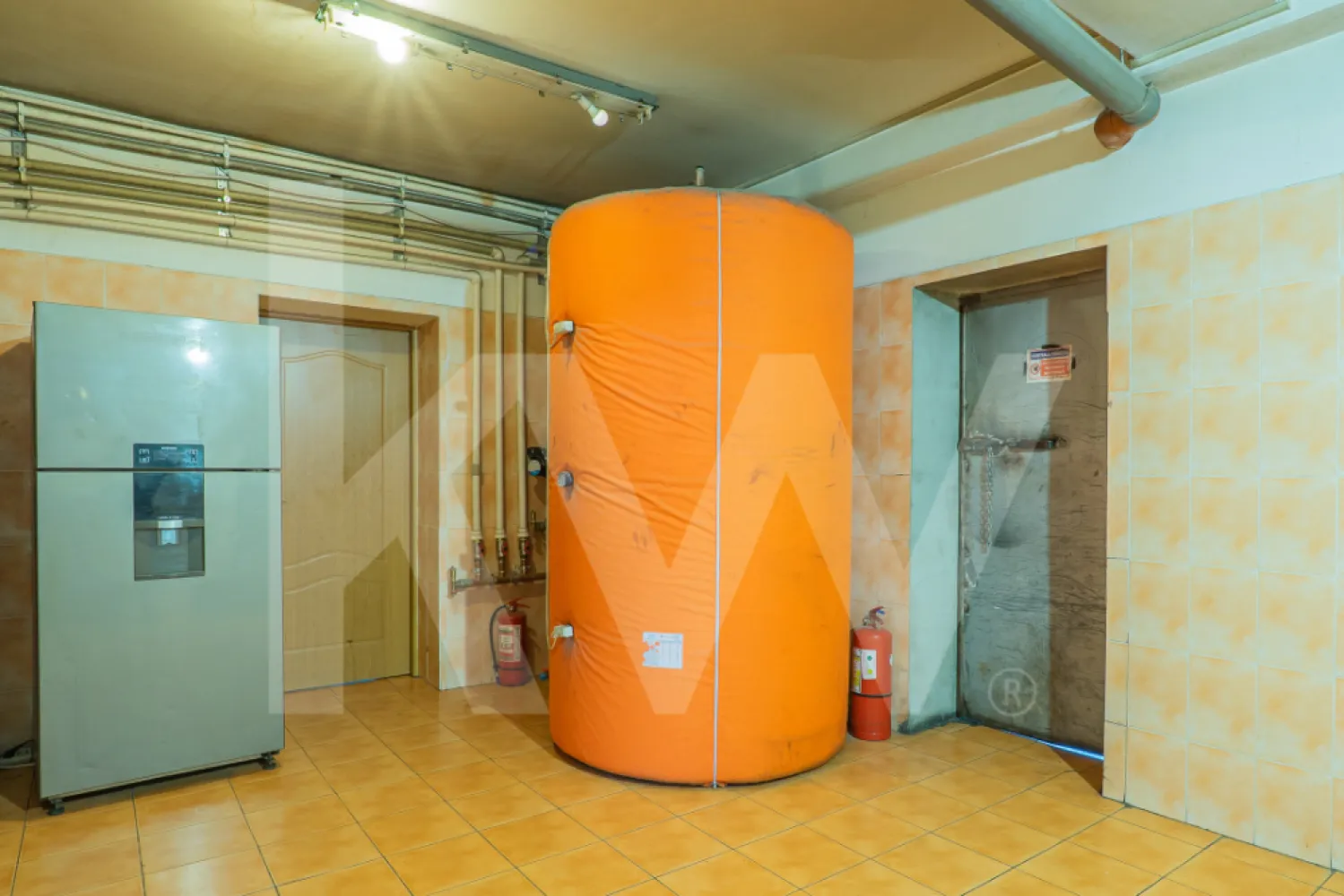 Afacere la cheie, pensiune-restaurant-terasa-14 unitati de cazare-Transfagarasan - Vă propunem spre vânzare o pensiune turistică cu restaurant, amplasată strategic într-una dintre cele mai căutate zone din România, pe drumul național ce leagă Sibiu de Brașov la intersecția cu drumul Transfăgărășăn, la poalele Munților Făgăraș.

Această locație se bucură de acces rapid către unele dintre cele mai importante atracții turistice din regiune, printre care:
- Transfăgărășan și Bâlea Cascadă, una dintre cele mai spectaculoase rute montane din Europa.
- Satele săsești autentice din zonă, cu o bogată moștenire culturală.
- Cârța și impunătoarea sa biserică cisterciană.
- Porumbacu de Jos, cu atracții precum Castelul de Lut Valea Zânelor și Povestea Calendarului.
- Valea Avrigului și Poiana Neamțului, zone ideale pentru drumeții, relaxare și activități în natură.
- Legătura directă cu viitoarea Autostrada Sibiu–Brașov, ceea ce conferă un avantaj major pentru dezvoltare și vizibilitate turistică.

Proprietatea a fost edificată în anul 2010, pe un teren bine pozitionat de 1.690 mp, și se desfășoară pe demisol, parter, etaj și mansardă, având o amprentă la sol de 300 mp.

Este complet funcțională și beneficiază de bar-restaurant, terasă exterioară, 13 camere de cazare, un apartament generos și parcare proprie amenajată.

Demisol:
- Spațiu tehnic (centrală pe lemne și peleți, puffer de 2000Litri si boiler 1000Litri pentru stocare apă caldă)
- Depozitare alimente, băuturi, unelte, lemne
- Spălătorie/Uscătorie
- Holuri de acces

Parter:
- Zonă de recepție și bar
- Birou administrativ
- Grupuri sanitare pentru clienți
- Bucătărie profesională complet utilată (vestiare, grup sanitar, oficiu, hol acces terasă grătar exterior)
- Restaurant interior cu o capacitate de 80-100 persoane si cu acces către terasa exterioară acoperită 

Etaj:
- 10 camere individuale, fiecare cu baie proprie și balcon
- Hol principal cu acces spre mansardă

Mansardă:
- 3 camere individuale, fiecare cu baie proprie și balcon
- 1 apartament privat de 85 mp utili: living cu bucătărie open space, baie, dressing, 2 dormitoare cu acces pe balcon

Date tehnice și funcționale:
Teren total: 1.690 mp
Amprentă la sol: 300 mp
Alei carosabile și pietonale: 525 mp
Parcări amenajate: 195 mp
Spații verzi: 555 mp
Capacitate restaurant interior: 80-100 persoane, ideal pentru evenimente private (nunți, botezuri, aniversări)
Terasă exterioară acoperită: 80 persoane în sezonul cald

Pensiunea este complet autorizată și deține toate reglementările, normativele și avizele necesare funcționării.

Potențial și avantaj competitiv:
Locație excelentă într-o zonă turistică în plină expansiune.
Punct de oprire consacrat pentru turiști fideli și grupuri organizate.
Posibilitate de dezvoltare suplimentară prin integrarea cu traseele turistice și evenimente tematice.
Infrastructură completă și funcțională , se poate continua activitatea fără investiții majore inițiale.
Acces facil la drum național, cu legătură directă spre autostradă (in construcție) 

O proprietate în reprezentare exclusivă, fara taxe de comisionare pentru clientii cumparatori.

Nu ratați această oportunitate unică de investiție într-o pensiune cu reputație consolidată și potențial turistic ridicat!
Contactați-ne acum pentru detalii complete și programarea unei vizionări.