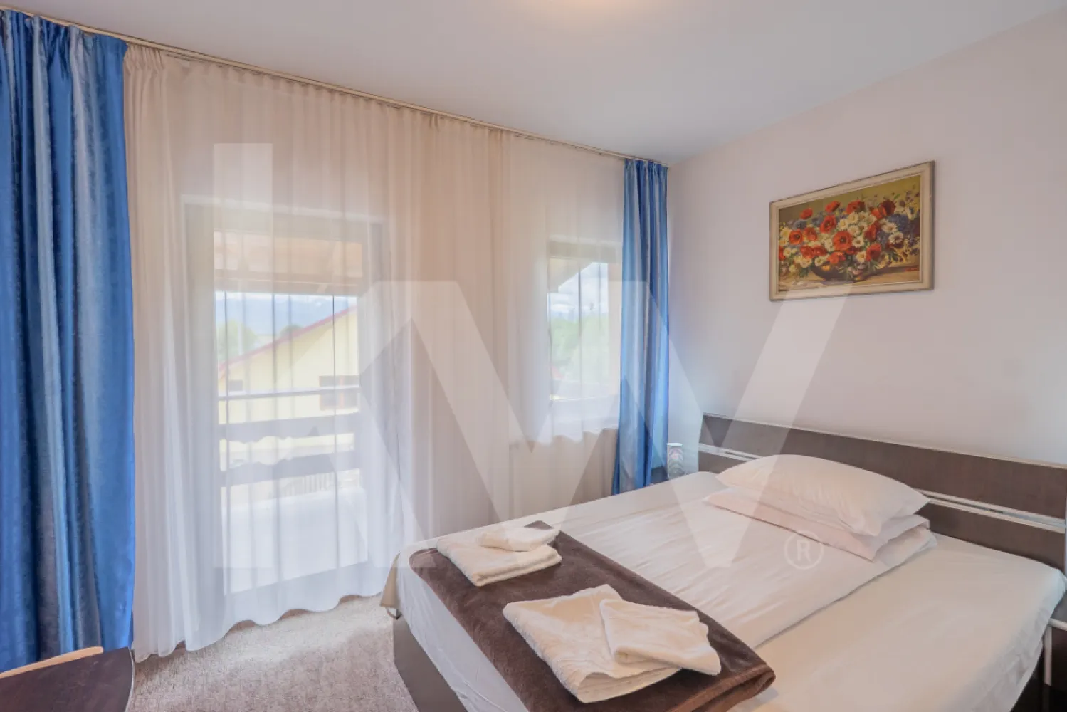 Afacere la cheie, pensiune-restaurant-terasa-14 unitati de cazare-Transfagarasan - Vă propunem spre vânzare o pensiune turistică cu restaurant, amplasată strategic într-una dintre cele mai căutate zone din România, pe drumul național ce leagă Sibiu de Brașov la intersecția cu drumul Transfăgărășăn, la poalele Munților Făgăraș.

Această locație se bucură de acces rapid către unele dintre cele mai importante atracții turistice din regiune, printre care:
- Transfăgărășan și Bâlea Cascadă, una dintre cele mai spectaculoase rute montane din Europa.
- Satele săsești autentice din zonă, cu o bogată moștenire culturală.
- Cârța și impunătoarea sa biserică cisterciană.
- Porumbacu de Jos, cu atracții precum Castelul de Lut Valea Zânelor și Povestea Calendarului.
- Valea Avrigului și Poiana Neamțului, zone ideale pentru drumeții, relaxare și activități în natură.
- Legătura directă cu viitoarea Autostrada Sibiu–Brașov, ceea ce conferă un avantaj major pentru dezvoltare și vizibilitate turistică.

Proprietatea a fost edificată în anul 2010, pe un teren bine pozitionat de 1.690 mp, și se desfășoară pe demisol, parter, etaj și mansardă, având o amprentă la sol de 300 mp.

Este complet funcțională și beneficiază de bar-restaurant, terasă exterioară, 13 camere de cazare, un apartament generos și parcare proprie amenajată.

Demisol:
- Spațiu tehnic (centrală pe lemne și peleți, puffer de 2000Litri si boiler 1000Litri pentru stocare apă caldă)
- Depozitare alimente, băuturi, unelte, lemne
- Spălătorie/Uscătorie
- Holuri de acces

Parter:
- Zonă de recepție și bar
- Birou administrativ
- Grupuri sanitare pentru clienți
- Bucătărie profesională complet utilată (vestiare, grup sanitar, oficiu, hol acces terasă grătar exterior)
- Restaurant interior cu o capacitate de 80-100 persoane si cu acces către terasa exterioară acoperită 

Etaj:
- 10 camere individuale, fiecare cu baie proprie și balcon
- Hol principal cu acces spre mansardă

Mansardă:
- 3 camere individuale, fiecare cu baie proprie și balcon
- 1 apartament privat de 85 mp utili: living cu bucătărie open space, baie, dressing, 2 dormitoare cu acces pe balcon

Date tehnice și funcționale:
Teren total: 1.690 mp
Amprentă la sol: 300 mp
Alei carosabile și pietonale: 525 mp
Parcări amenajate: 195 mp
Spații verzi: 555 mp
Capacitate restaurant interior: 80-100 persoane, ideal pentru evenimente private (nunți, botezuri, aniversări)
Terasă exterioară acoperită: 80 persoane în sezonul cald

Pensiunea este complet autorizată și deține toate reglementările, normativele și avizele necesare funcționării.

Potențial și avantaj competitiv:
Locație excelentă într-o zonă turistică în plină expansiune.
Punct de oprire consacrat pentru turiști fideli și grupuri organizate.
Posibilitate de dezvoltare suplimentară prin integrarea cu traseele turistice și evenimente tematice.
Infrastructură completă și funcțională , se poate continua activitatea fără investiții majore inițiale.
Acces facil la drum național, cu legătură directă spre autostradă (in construcție) 

O proprietate în reprezentare exclusivă, fara taxe de comisionare pentru clientii cumparatori.

Nu ratați această oportunitate unică de investiție într-o pensiune cu reputație consolidată și potențial turistic ridicat!
Contactați-ne acum pentru detalii complete și programarea unei vizionări.