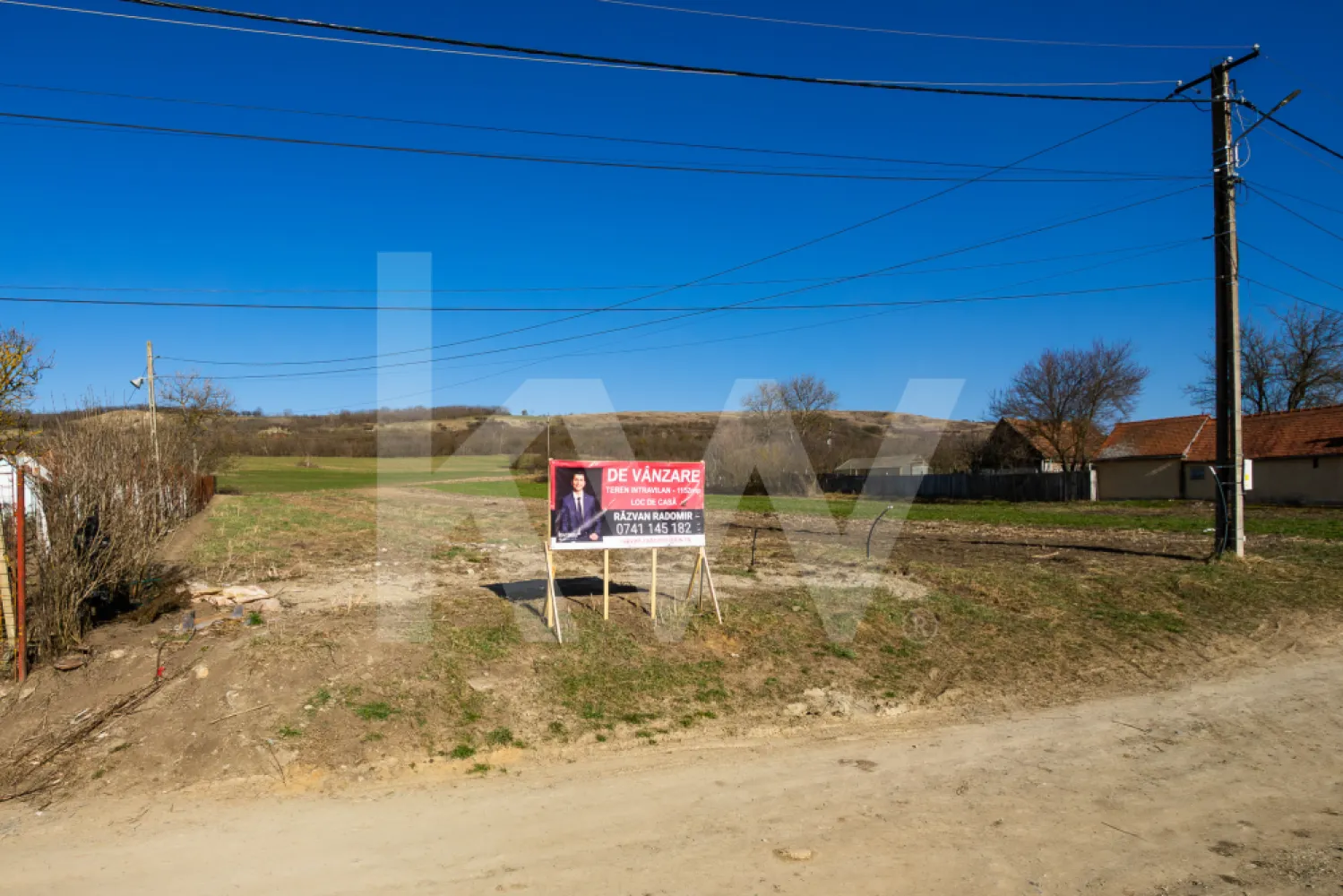 Teren intravilan de constructie, loc de casa, 1152mp, Sibiu - Nu rata șansa de a achiziționa un teren ideal pentru casa ta!

Vă propunem spre vânzare un teren intravilan de construcții, cu o suprafață totală de 1.152 mp, situat în localitatea Ruși, la doar 20 km de Sibiu. Proprietatea beneficiază de front stradal de 14 ml, cu acces la două drumuri, oferind astfel flexibilitate în proiectarea viitoarei locuințe.

Conform extrasului CF, terenul este destinat construcției de locuință (loc de casă). Utilitățile sunt disponibile în fața proprietății, existând deja branșament la energie electrică și apă, ceea ce reduce semnificativ costurile și timpul pentru demararea construcției.

Localitatea Ruși este recunoscută pentru liniștea ei, fiind o alegere excelentă pentru cei care își doresc să se mute într-o zonă rurală autentică, să desfășoare activități agricole sau să evadeze din agitația urbană.

O oportunitate rară, ideală pentru cei care apreciază simplitatea, tradiția și ritmul sănătos al vieții la țară.