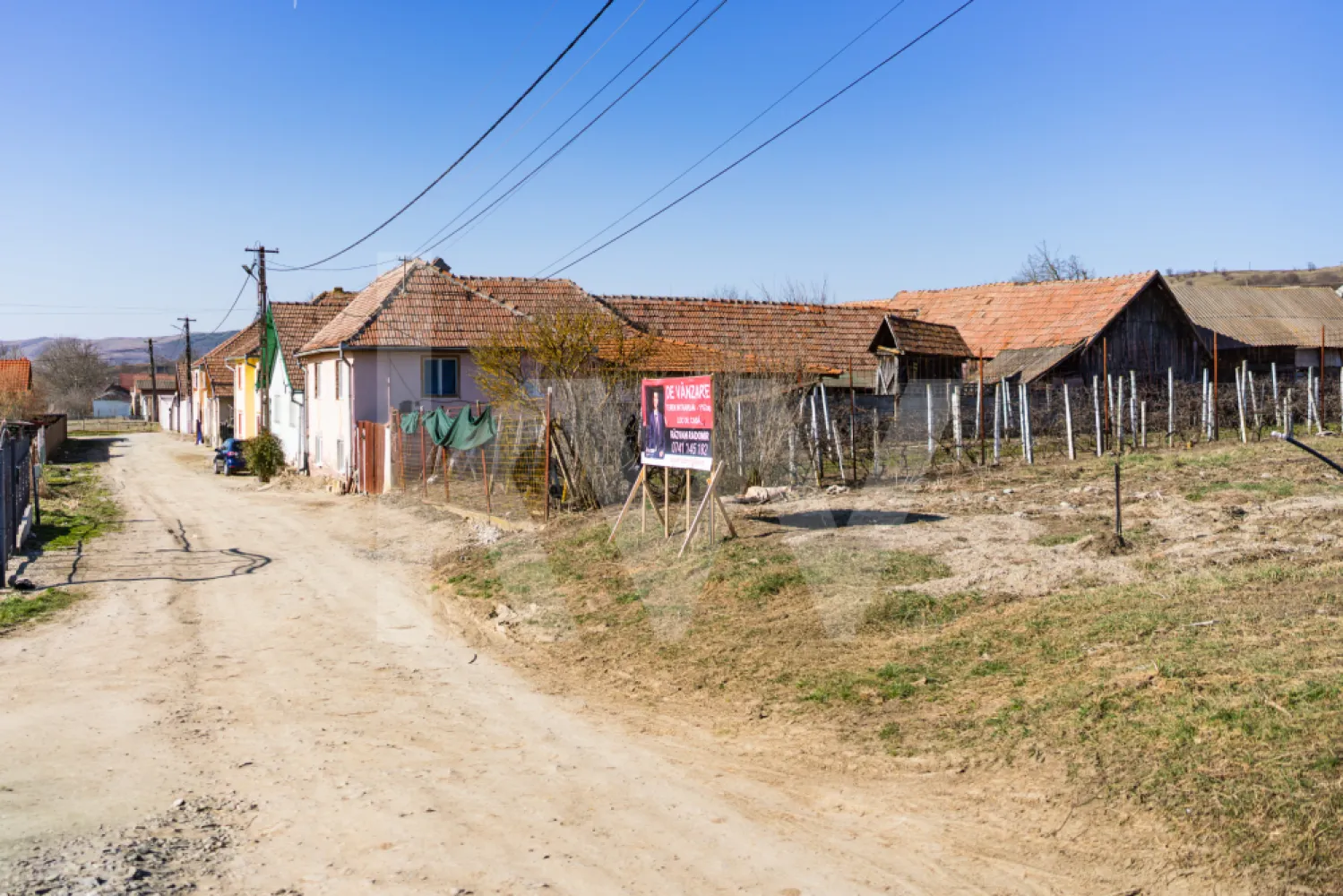 Teren intravilan de constructie, loc de casa, 1152mp, Sibiu - Nu rata șansa de a achiziționa un teren ideal pentru casa ta!

Vă propunem spre vânzare un teren intravilan de construcții, cu o suprafață totală de 1.152 mp, situat în localitatea Ruși, la doar 20 km de Sibiu. Proprietatea beneficiază de front stradal de 14 ml, cu acces la două drumuri, oferind astfel flexibilitate în proiectarea viitoarei locuințe.

Conform extrasului CF, terenul este destinat construcției de locuință (loc de casă). Utilitățile sunt disponibile în fața proprietății, existând deja branșament la energie electrică și apă, ceea ce reduce semnificativ costurile și timpul pentru demararea construcției.

Localitatea Ruși este recunoscută pentru liniștea ei, fiind o alegere excelentă pentru cei care își doresc să se mute într-o zonă rurală autentică, să desfășoare activități agricole sau să evadeze din agitația urbană.

O oportunitate rară, ideală pentru cei care apreciază simplitatea, tradiția și ritmul sănătos al vieții la țară.