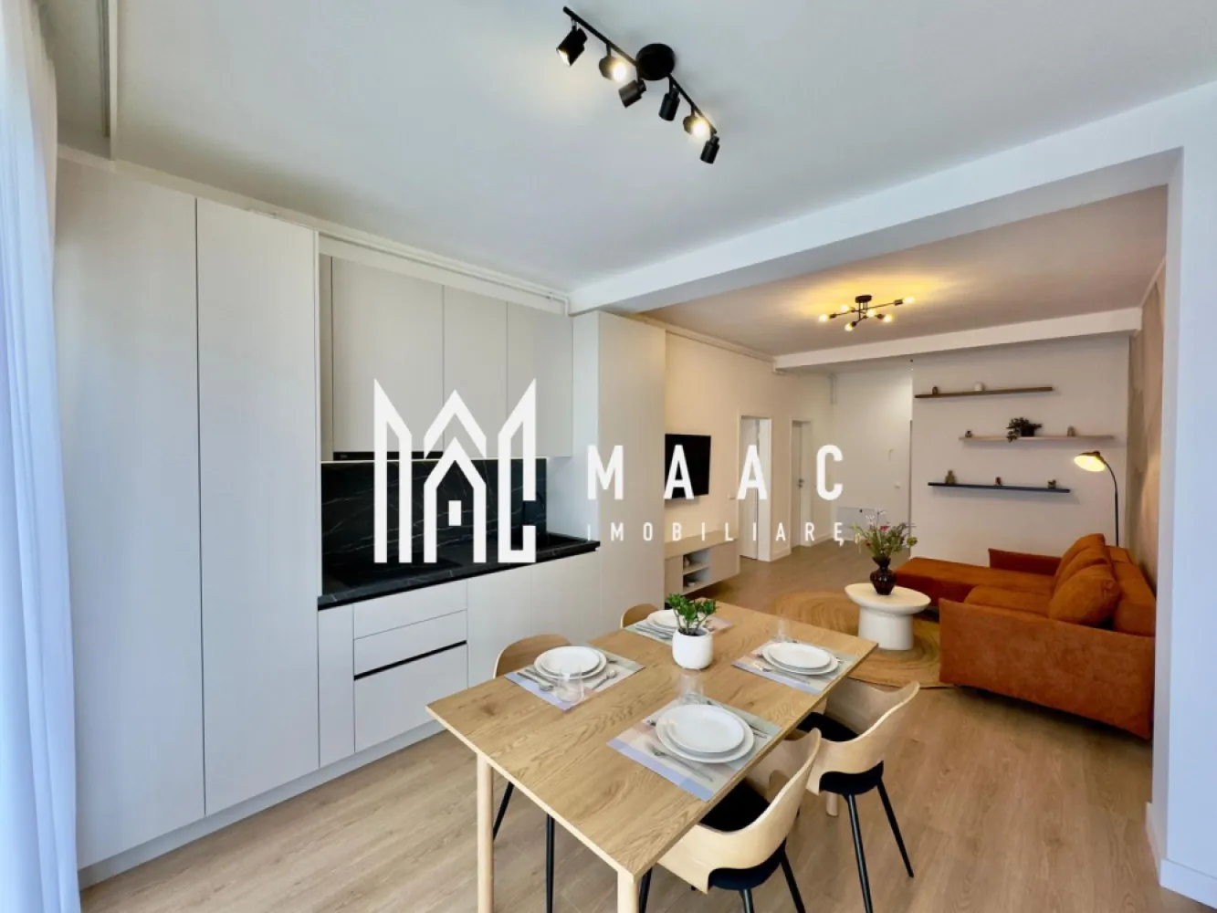 Apartament 2 camere | 53,55 MPU | Balcon | Loc de parcare - MAAC Imobiliare vă prezintă o locuință modernă, concepută pentru confort, eficiență energetică și un stil de viață echilibrat, situată într-un ansamblu rezidențial exclusivist din Sibiu.

Cu o suprafață utilă de 53,55 mp și un balcon tip logie de 7,29 mp, apartamentul beneficiază de orientare sudică, lumină naturală din abundență și o priveliște deschisă asupra împrejurimilor.

Compartimentare inteligentă
Hol de acces
Living luminos
Bucătărie
Dormitor spațios
Baie
Balcon tip logie cu acces facil din zona de zi
Confort și tehnologie pentru un stil de viață modern
Încălzire în pardoseală
Centrală termică în condensare
Aer condiționat inclus
Jaluzele electrice exterioare
Tâmplărie PVC premium cu 3 foi de sticlă
Izolație exterioară cu vată bazaltică
Balcon finisat cu granit și balustradă din sticlă securizată
Loc de parcare inclus
Flexibilitate la achiziție

Poți alege varianta de predare care se potrivește cel mai bine nevoilor tale:

 Predare la alb – ideală pentru personalizarea finisajelor

 Predare la cheie – gata pentru amenajare și mutare

 Predare complet mobilată și utilată – perfectă pentru mutare imediată sau investiție în închiriere

Un ansamblu rezidențial diferit

Acest proiect se remarcă prin densitatea redusă a construcțiilor și prin atenția acordată spațiilor exterioare:

Aproximativ 45% din suprafața ansamblului este destinată spațiilor verzi
Arbori ornamentali maturi și sistem automatizat de irigație
Locuri de joacă pentru copii
Drumuri complet pavate
Patru căi de acces către ansamblu
Vedere panoramică spre munți
Localizare excelentă
Acces rapid către Zona Industrială Vest
Conexiune facilă către centrul orașului
Aproape de centre comerciale, magazine și servicii
Zonă aerisită, liniștită și ferită de traficul intens
Ideal pentru
Locuință personală
Cupluri tinere
Investiție imobiliară
Închiriere pe termen lung
 Pentru informații suplimentare, menționează codul ID: CP2956277