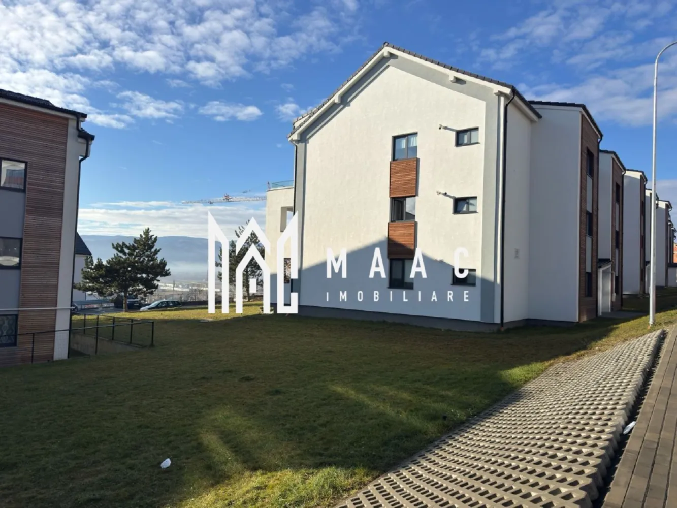 Apartament 2 camere | 53,55 MPU | Balcon | Loc de parcare - MAAC Imobiliare vă prezintă o locuință modernă, concepută pentru confort, eficiență energetică și un stil de viață echilibrat, situată într-un ansamblu rezidențial exclusivist din Sibiu.

Cu o suprafață utilă de 53,55 mp și un balcon tip logie de 7,29 mp, apartamentul beneficiază de orientare sudică, lumină naturală din abundență și o priveliște deschisă asupra împrejurimilor.

Compartimentare inteligentă
Hol de acces
Living luminos
Bucătărie
Dormitor spațios
Baie
Balcon tip logie cu acces facil din zona de zi
Confort și tehnologie pentru un stil de viață modern
Încălzire în pardoseală
Centrală termică în condensare
Aer condiționat inclus
Jaluzele electrice exterioare
Tâmplărie PVC premium cu 3 foi de sticlă
Izolație exterioară cu vată bazaltică
Balcon finisat cu granit și balustradă din sticlă securizată
Loc de parcare inclus
Flexibilitate la achiziție

Poți alege varianta de predare care se potrivește cel mai bine nevoilor tale:

 Predare la alb – ideală pentru personalizarea finisajelor

 Predare la cheie – gata pentru amenajare și mutare

 Predare complet mobilată și utilată – perfectă pentru mutare imediată sau investiție în închiriere

Un ansamblu rezidențial diferit

Acest proiect se remarcă prin densitatea redusă a construcțiilor și prin atenția acordată spațiilor exterioare:

Aproximativ 45% din suprafața ansamblului este destinată spațiilor verzi
Arbori ornamentali maturi și sistem automatizat de irigație
Locuri de joacă pentru copii
Drumuri complet pavate
Patru căi de acces către ansamblu
Vedere panoramică spre munți
Localizare excelentă
Acces rapid către Zona Industrială Vest
Conexiune facilă către centrul orașului
Aproape de centre comerciale, magazine și servicii
Zonă aerisită, liniștită și ferită de traficul intens
Ideal pentru
Locuință personală
Cupluri tinere
Investiție imobiliară
Închiriere pe termen lung
 Pentru informații suplimentare, menționează codul ID: CP2956277
