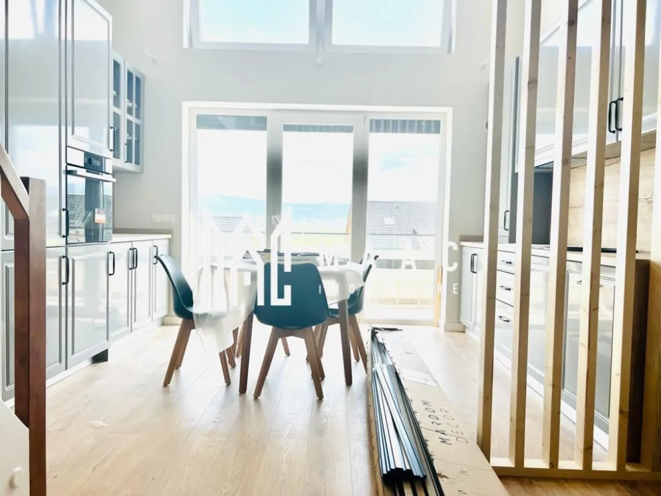 Apartament 4 camere | 105 MPU | La Cheie | Cartier reziential - MAAC Imobiliare vă propune spre vânzare un apartament cu 4 camere, situat într-un ansamblu rezidențial modern din zona de Vest a Sibiului. Proprietatea oferă spații generoase, o compartimentare practică și dotări moderne, fiind potrivită atât pentru locuință proprie, cât și pentru investiție.

Fotografiile sunt cu titlu informativ și prezintă varianta finisată. Apartamentul poate fi predat la alegerea cumpărătorului: la alb, la cheie sau complet mobilat și utilat.

Detalii proprietate
Suprafață utilă: 101,9 mp
Logie: 8 mp
Etaj 2
Orientare sudică
Loc de parcare inclus
Compartimentare
Living cu înălțime de 5,6 m
Bucătărie open-space
3 dormitoare
2 băi
Hol
Logie cu vedere deschisă către Munții Făgăraș
Dotări și beneficii
Încălzire în pardoseală
Jaluzele electrice exterioare
Izolație exterioară cu vată bazaltică
Balustrade din sticlă securizată
Sistem de drenaj al apelor pluviale
Casa scării placată cu granit
Finisaje moderne și materiale de calitate
Costuri reduse de întreținere datorită eficienței energetice
Beneficiile ansamblului rezidențial
Aproximativ 45% din suprafață amenajată cu spații verzi
Cartier cu regim redus de înălțime și construcții aerisite
Locuri de joacă pentru copii
Fațade realizate din larice siberian și piatră naturală
Patru căi de acces pentru un trafic mai fluent
Zonă liniștită, cu priveliște deschisă
Avantaje locație
Acces rapid către Zona Industrială Vest
Aproape de magazine, supermarketuri și centre comerciale
Legătură facilă cu centrul orașului
Zonă rezidențială modernă, ideală pentru familii
Variante de predare

Apartamentul poate fi achiziționat în una dintre următoarele variante:

La alb – pregătit pentru personalizarea finisajelor
La cheie – complet finisat și gata de mutare
Complet mobilat și utilat – ideal pentru mutare imediată sau investiție
Pentru mai multe detalii precizati telefonic ca ati vazut anuntul cu ID: CP2956271