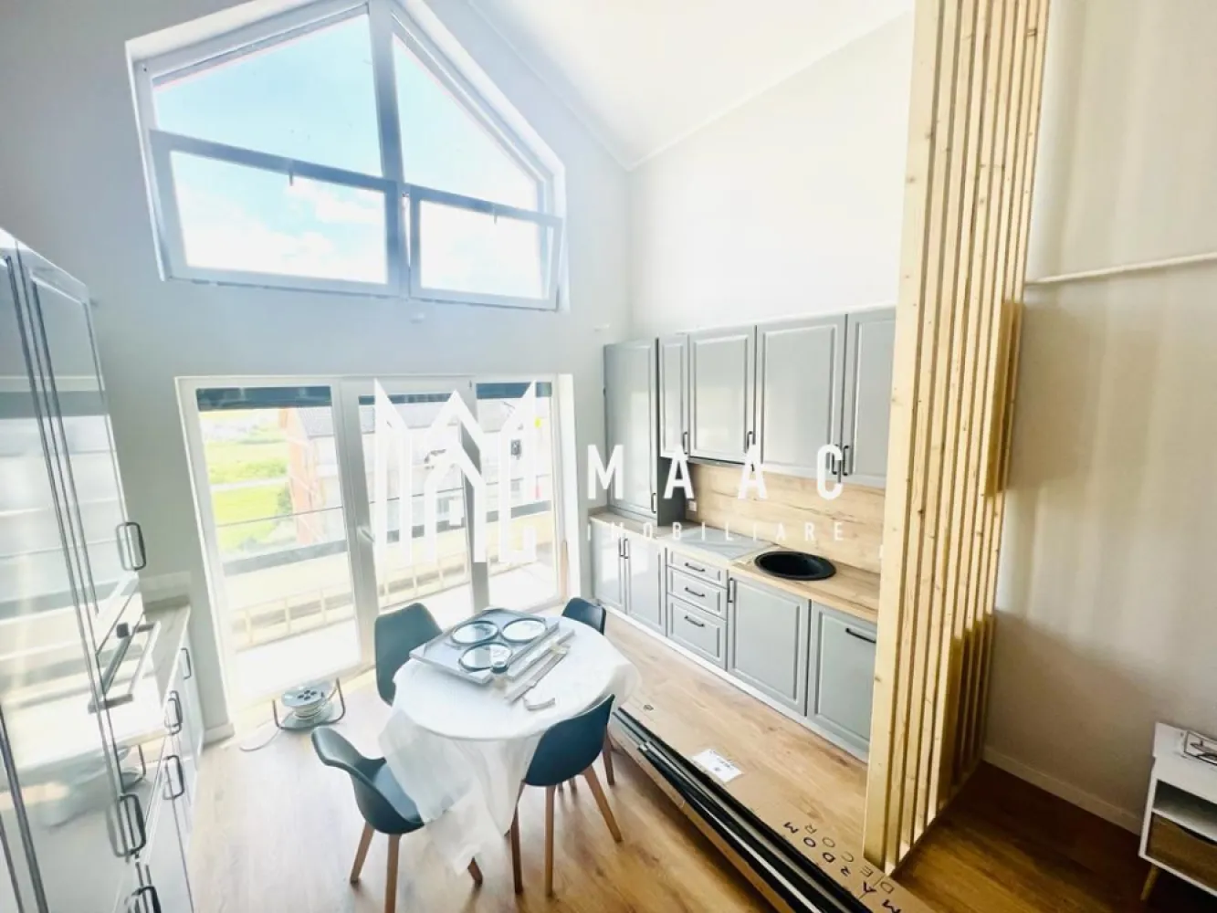 Apartament 4 camere | 105 MPU | La Cheie | Cartier reziential - MAAC Imobiliare vă propune spre vânzare un apartament cu 4 camere, situat într-un ansamblu rezidențial modern din zona de Vest a Sibiului. Proprietatea oferă spații generoase, o compartimentare practică și dotări moderne, fiind potrivită atât pentru locuință proprie, cât și pentru investiție.

Fotografiile sunt cu titlu informativ și prezintă varianta finisată. Apartamentul poate fi predat la alegerea cumpărătorului: la alb, la cheie sau complet mobilat și utilat.

Detalii proprietate
Suprafață utilă: 101,9 mp
Logie: 8 mp
Etaj 2
Orientare sudică
Loc de parcare inclus
Compartimentare
Living cu înălțime de 5,6 m
Bucătărie open-space
3 dormitoare
2 băi
Hol
Logie cu vedere deschisă către Munții Făgăraș
Dotări și beneficii
Încălzire în pardoseală
Jaluzele electrice exterioare
Izolație exterioară cu vată bazaltică
Balustrade din sticlă securizată
Sistem de drenaj al apelor pluviale
Casa scării placată cu granit
Finisaje moderne și materiale de calitate
Costuri reduse de întreținere datorită eficienței energetice
Beneficiile ansamblului rezidențial
Aproximativ 45% din suprafață amenajată cu spații verzi
Cartier cu regim redus de înălțime și construcții aerisite
Locuri de joacă pentru copii
Fațade realizate din larice siberian și piatră naturală
Patru căi de acces pentru un trafic mai fluent
Zonă liniștită, cu priveliște deschisă
Avantaje locație
Acces rapid către Zona Industrială Vest
Aproape de magazine, supermarketuri și centre comerciale
Legătură facilă cu centrul orașului
Zonă rezidențială modernă, ideală pentru familii
Variante de predare

Apartamentul poate fi achiziționat în una dintre următoarele variante:

La alb – pregătit pentru personalizarea finisajelor
La cheie – complet finisat și gata de mutare
Complet mobilat și utilat – ideal pentru mutare imediată sau investiție
Pentru mai multe detalii precizati telefonic ca ati vazut anuntul cu ID: CP2956271