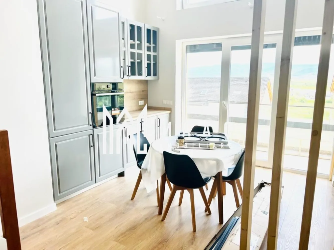 Apartament 4 camere | 105 MPU | La Cheie | Cartier reziential - MAAC Imobiliare vă propune spre vânzare un apartament cu 4 camere, situat într-un ansamblu rezidențial modern din zona de Vest a Sibiului. Proprietatea oferă spații generoase, o compartimentare practică și dotări moderne, fiind potrivită atât pentru locuință proprie, cât și pentru investiție.

Fotografiile sunt cu titlu informativ și prezintă varianta finisată. Apartamentul poate fi predat la alegerea cumpărătorului: la alb, la cheie sau complet mobilat și utilat.

Detalii proprietate
Suprafață utilă: 101,9 mp
Logie: 8 mp
Etaj 2
Orientare sudică
Loc de parcare inclus
Compartimentare
Living cu înălțime de 5,6 m
Bucătărie open-space
3 dormitoare
2 băi
Hol
Logie cu vedere deschisă către Munții Făgăraș
Dotări și beneficii
Încălzire în pardoseală
Jaluzele electrice exterioare
Izolație exterioară cu vată bazaltică
Balustrade din sticlă securizată
Sistem de drenaj al apelor pluviale
Casa scării placată cu granit
Finisaje moderne și materiale de calitate
Costuri reduse de întreținere datorită eficienței energetice
Beneficiile ansamblului rezidențial
Aproximativ 45% din suprafață amenajată cu spații verzi
Cartier cu regim redus de înălțime și construcții aerisite
Locuri de joacă pentru copii
Fațade realizate din larice siberian și piatră naturală
Patru căi de acces pentru un trafic mai fluent
Zonă liniștită, cu priveliște deschisă
Avantaje locație
Acces rapid către Zona Industrială Vest
Aproape de magazine, supermarketuri și centre comerciale
Legătură facilă cu centrul orașului
Zonă rezidențială modernă, ideală pentru familii
Variante de predare

Apartamentul poate fi achiziționat în una dintre următoarele variante:

La alb – pregătit pentru personalizarea finisajelor
La cheie – complet finisat și gata de mutare
Complet mobilat și utilat – ideal pentru mutare imediată sau investiție
Pentru mai multe detalii precizati telefonic ca ati vazut anuntul cu ID: CP2956271