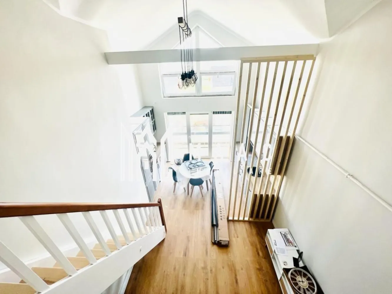 Apartament 4 camere | 105 MPU | La Cheie | Cartier reziential - MAAC Imobiliare vă propune spre vânzare un apartament cu 4 camere, situat într-un ansamblu rezidențial modern din zona de Vest a Sibiului. Proprietatea oferă spații generoase, o compartimentare practică și dotări moderne, fiind potrivită atât pentru locuință proprie, cât și pentru investiție.

Fotografiile sunt cu titlu informativ și prezintă varianta finisată. Apartamentul poate fi predat la alegerea cumpărătorului: la alb, la cheie sau complet mobilat și utilat.

Detalii proprietate
Suprafață utilă: 101,9 mp
Logie: 8 mp
Etaj 2
Orientare sudică
Loc de parcare inclus
Compartimentare
Living cu înălțime de 5,6 m
Bucătărie open-space
3 dormitoare
2 băi
Hol
Logie cu vedere deschisă către Munții Făgăraș
Dotări și beneficii
Încălzire în pardoseală
Jaluzele electrice exterioare
Izolație exterioară cu vată bazaltică
Balustrade din sticlă securizată
Sistem de drenaj al apelor pluviale
Casa scării placată cu granit
Finisaje moderne și materiale de calitate
Costuri reduse de întreținere datorită eficienței energetice
Beneficiile ansamblului rezidențial
Aproximativ 45% din suprafață amenajată cu spații verzi
Cartier cu regim redus de înălțime și construcții aerisite
Locuri de joacă pentru copii
Fațade realizate din larice siberian și piatră naturală
Patru căi de acces pentru un trafic mai fluent
Zonă liniștită, cu priveliște deschisă
Avantaje locație
Acces rapid către Zona Industrială Vest
Aproape de magazine, supermarketuri și centre comerciale
Legătură facilă cu centrul orașului
Zonă rezidențială modernă, ideală pentru familii
Variante de predare

Apartamentul poate fi achiziționat în una dintre următoarele variante:

La alb – pregătit pentru personalizarea finisajelor
La cheie – complet finisat și gata de mutare
Complet mobilat și utilat – ideal pentru mutare imediată sau investiție
Pentru mai multe detalii precizati telefonic ca ati vazut anuntul cu ID: CP2956271