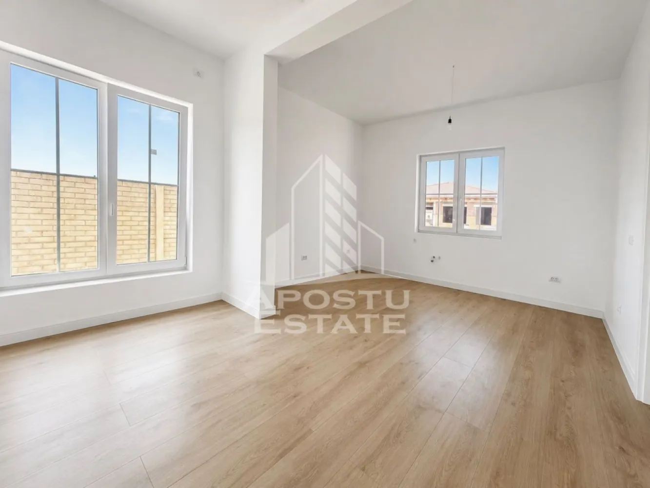 Casa noua premium 613 mp teren - Apostu Estate va propune spre vanzare o casa individuala premium, construita integral din zidarie, situata pe un teren generos de 613 mp, cu front stradal de 18 m. Proprietatea impresioneaza prin calitatea executiei, compartimentarea eficienta si atentia acordata fiecarui detaliu.

Casa dispune de 133 mp utili si 161 mp construiti, fiind compusa din 3 dormitoare spatioase, 2 bai elegante si un living open-space de aproximativ 40 mp, perfect pentru momentele petrecute alaturi de familie. Inaltimea camerelor de 3 metri ofera un plus de luminozitate si confort.

Constructia este realizata 100% din zidarie, inclusiv peretii despartitori, fara rigips, cu izolatie exterioara de 15 cm si tamplarie Salamander. Beneficiaza de incalzire in pardoseala cu repartitoare, curent trifazic si placa de beton.

Terasele si glafurile sunt realizate din marmura si granit, iar curtea este amenajata cu aproximativ 300 mp de gazon si sistem automat de irigare Hunter cu 3 zone. Proprietatea este imprejmuita cu gard solid, avand fundatie de 90 cm si armare completa.

Pavajul este destinat traficului auto greu, iar sistemul de drenaj pentru apa pluviala este separat de canalizare. O proprietate moderna, luminoasa si impecabil executata, ideala pentru cei care cauta calitate fara compromisuri. 
Pentru informatii suplimentare si programarea unei vizionari, contactati-ne cu incredere!
CP : 3151293