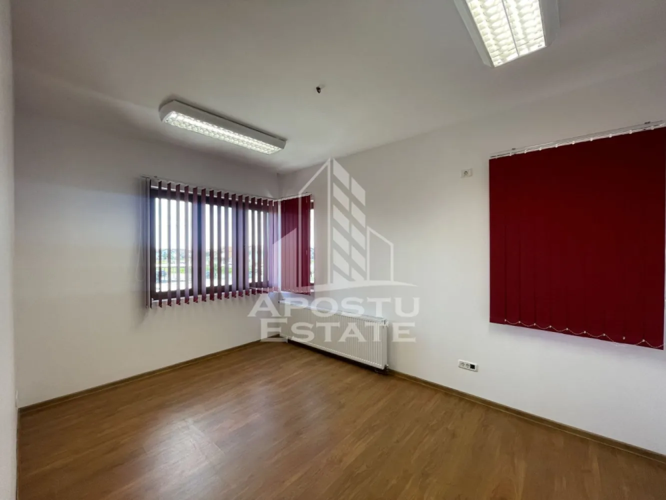 Casa P+1E, 262 mp utili, 10 locuri parcare, Mosnita Noua-Drumul Boilor - Agentia imobiliara Apostu Estate va propune spre inchiriere casa P+1E, pretabila pentru birouri, sediu firma si alte activitati comerciale, 262 mp utili, si 10 locuri de parcare, in apropiere de Drumul Bolilor si la 1 km de Centura Timisoarei, Mosnita Noua, judetul Timis.

Imobilul este compartimentat pe doua niveluri, cu acces din casa scarii, si dispune de 9 incaperi de diferite suprafete, 2 bucatarii si 5 grupuri sanitare separate. Pe langa acestea cladirea dispune de spatii pentru depozitare.
Confortul termic este asigurat prin 2 centrale pe gaz si aparate de climatizare.
Extra se poate inchiria un spatiu depozitare de 100 mp, impartit in 3 segmente, fiecare cu acces separat din curte betonata.
Pentru mai multe detalii sau pentru stabilirea unei vizionari nu ezitati sa ne contactati!
CP3151214
