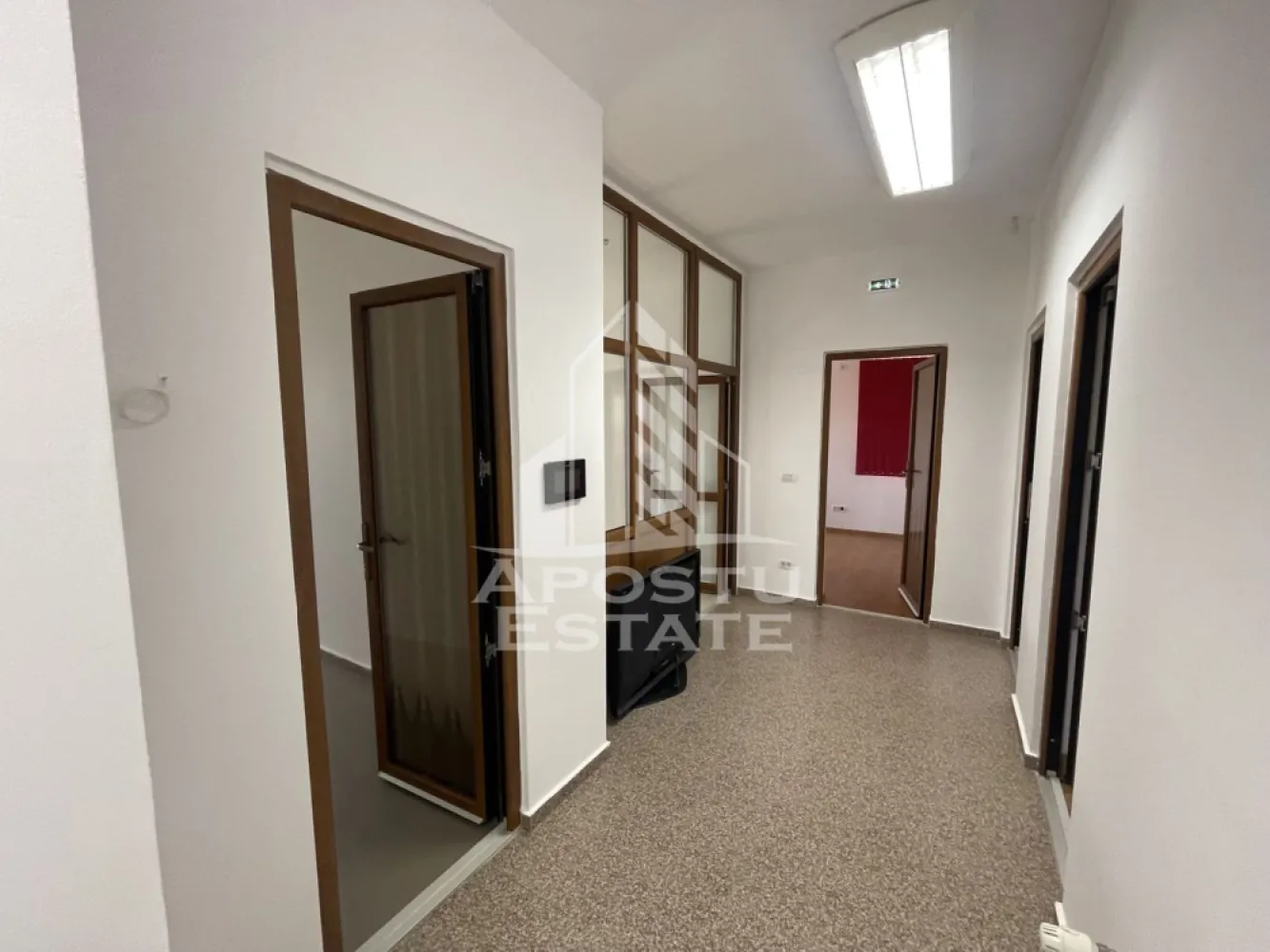 Casa P+1E, 262 mp utili, 10 locuri parcare, Mosnita Noua-Drumul Boilor - Agentia imobiliara Apostu Estate va propune spre inchiriere casa P+1E, pretabila pentru birouri, sediu firma si alte activitati comerciale, 262 mp utili, si 10 locuri de parcare, in apropiere de Drumul Bolilor si la 1 km de Centura Timisoarei, Mosnita Noua, judetul Timis.

Imobilul este compartimentat pe doua niveluri, cu acces din casa scarii, si dispune de 9 incaperi de diferite suprafete, 2 bucatarii si 5 grupuri sanitare separate. Pe langa acestea cladirea dispune de spatii pentru depozitare.
Confortul termic este asigurat prin 2 centrale pe gaz si aparate de climatizare.
Extra se poate inchiria un spatiu depozitare de 100 mp, impartit in 3 segmente, fiecare cu acces separat din curte betonata.
Pentru mai multe detalii sau pentru stabilirea unei vizionari nu ezitati sa ne contactati!
CP3151214